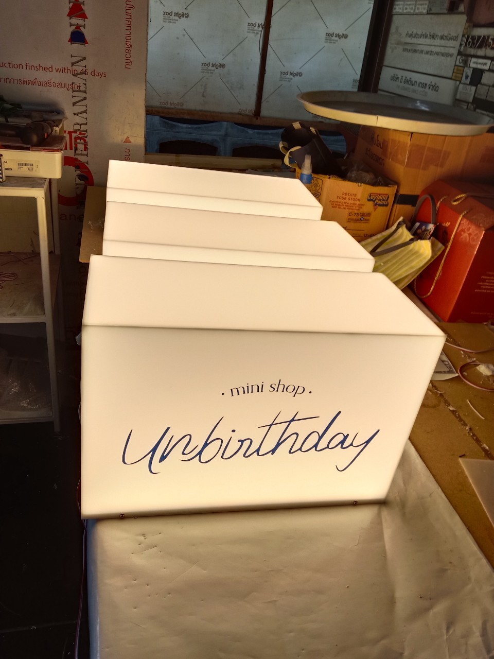 กล่องไฟอะคริลิค ไฟออกรอบตัว ขนาด 30x45 cm