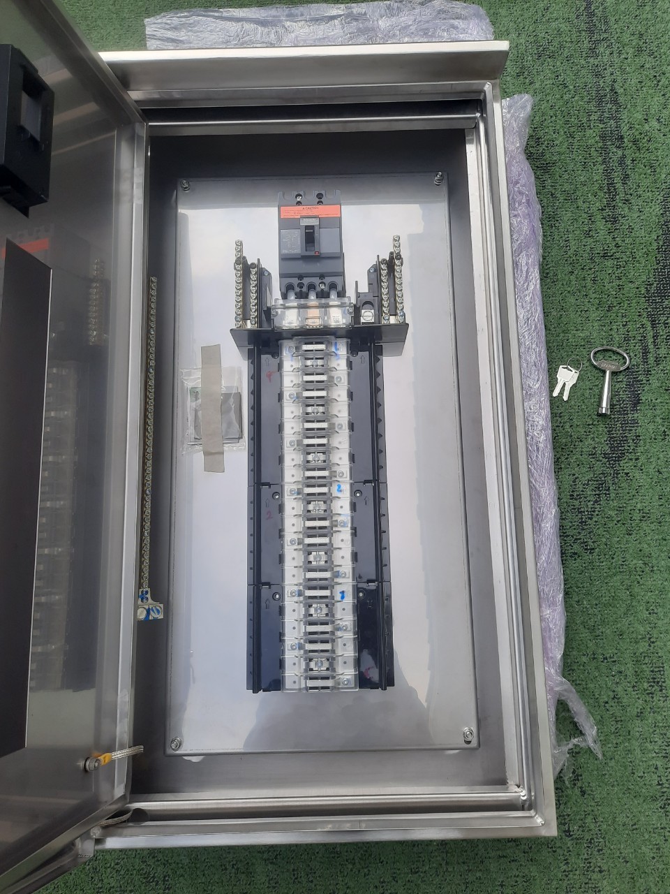 LOAD CENTER 100A ตู้สแตนเลส 304 มีหลังคาสโลป W450xH800xD152mm. (42ช่อง)