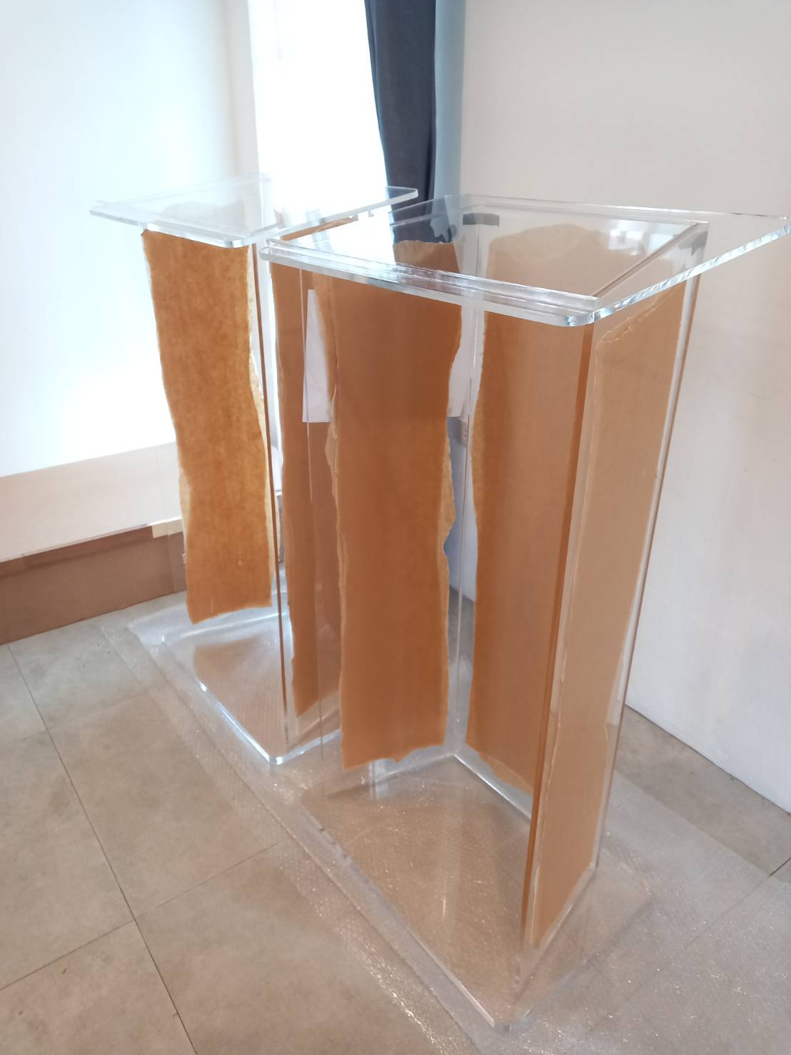 ป้ายโพเดียมอะคริลิคใส หรือ แท่นยืนบรรยาย