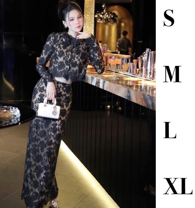 เซตลูกไม้ลายดอกกุหลาบทรงใหม่สวยมากเสื้อคอกลมแขนยาวซีทูติดกระดุมแป๊กด้านในแต่งโบว์มีซับในสีเนื้อกระโปรงสอบยาวผ่าหลังมีซับในถึงปลายชุดสวยหรู