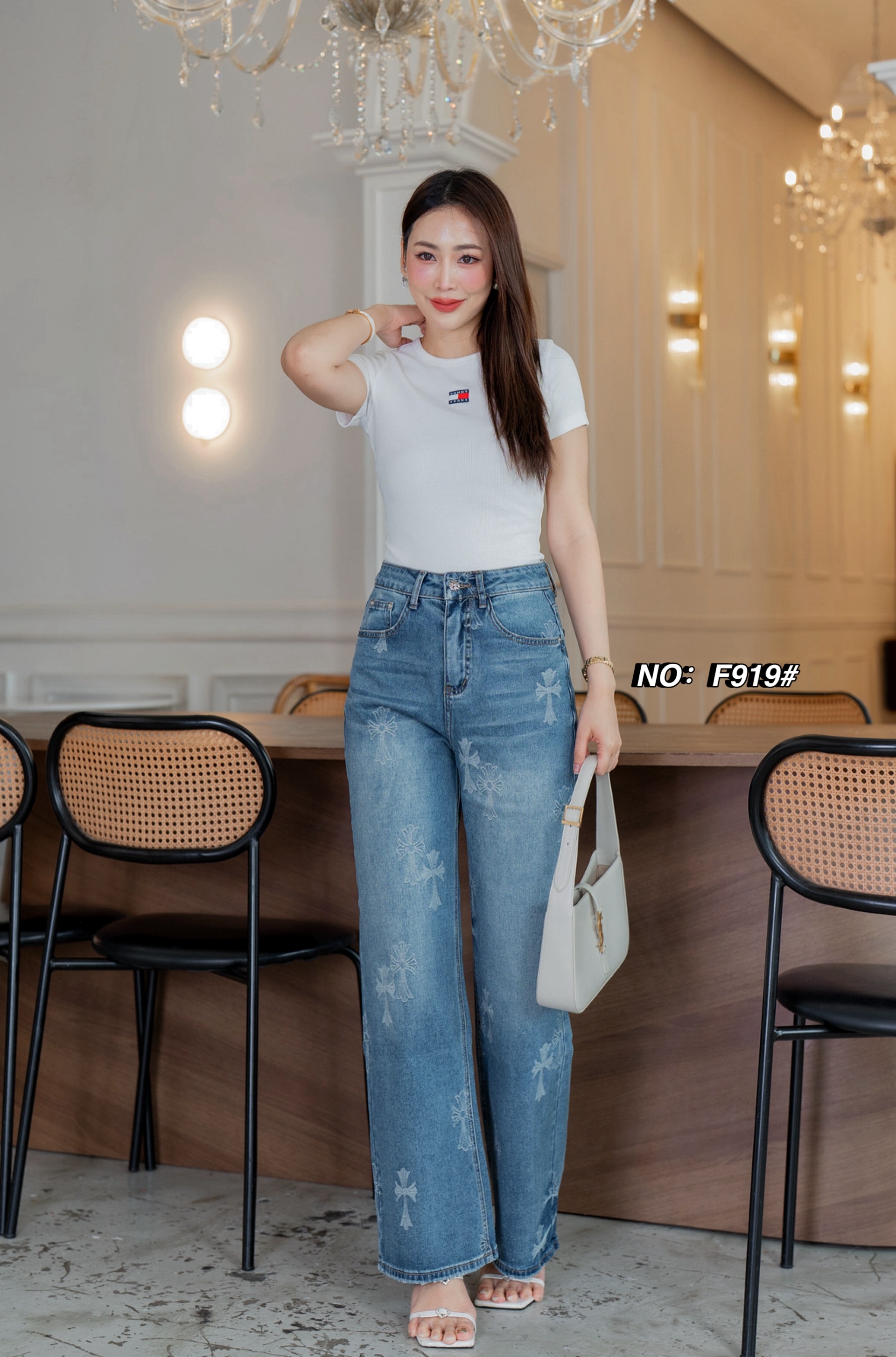 No: RGF919# -กางเกงยีนส์ขากระบอก ทรงสวยมากกกก เอวสูง (ผ้ายืด แต่ยืดน้อยค่ะ)บอกเลยรุ่นนี้เนื้อผ้ายีนส์ยืดอย่างดี ผ้านิ่มมากกกค่ะ ฟอกสีสวย งานปักโลโก้ChromeHearts✝️สวยหรู ใส่สบายมว๊ากก ได้ไปต้องกรี๊ดดดแน่นอน แนะนำว่ารุ่นนี้เป็นอีกหนึ่งรุ่นที่ไม่ควรพล