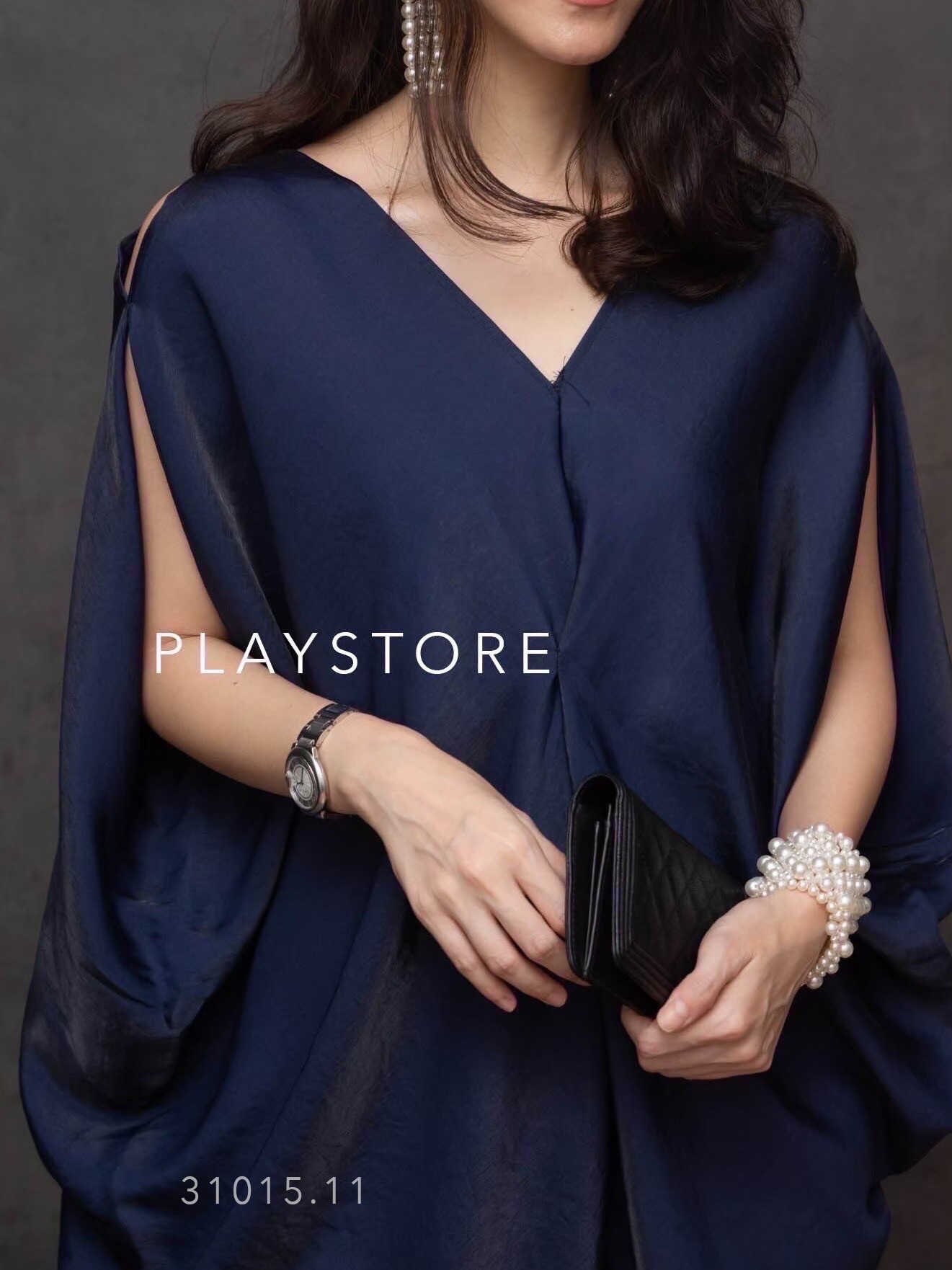 เดรสดีไซน์เก๋ ทรงโคร่งๆ คอวีไหล่เว้า ใส่ออกงานสวยสง่า เนื้อผ้าสวยเล่นแสงดี มีความเหลือบๆประกาย ใส่แล้วผ่องมีออร่า เหมาะกับสาวทุกไซส์ ใส่สบายสุดๆ ใส่ออกงานเริ่ด..ตอบโจทย์ทุกโอกาส หรูหราทุกสี!!! #mirrorsister #ถ่ายจากสินค้าจริง #งานป้ายMiRRoRsister #31015.1