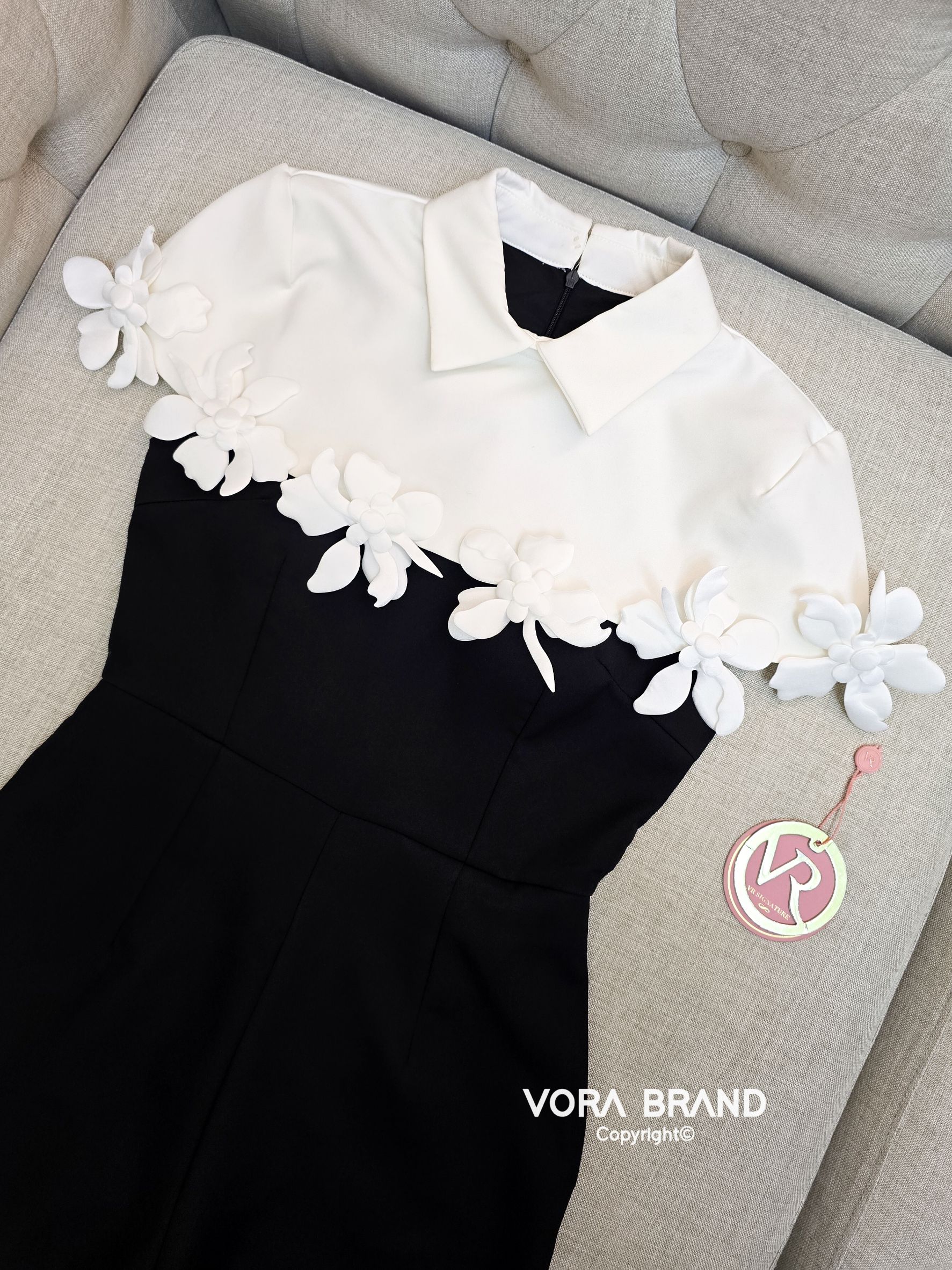 Jumpsuit ขายาว ทรงสวย คอปก แต่งคลุมช่วงไหล่ ดีเทลแต่งดอกไม้รอบไหล่ ดอกไม้เป็นเข็มกลัดถอดออกได้ค่ะ หน้าอกมีฟองน้ำจัดทรงให้ค่ะ เอวเข้ารูป เนื้อผ้าหนา เนื้อดี เป็นทรงสวย มีซับในทั้งชุดค่า