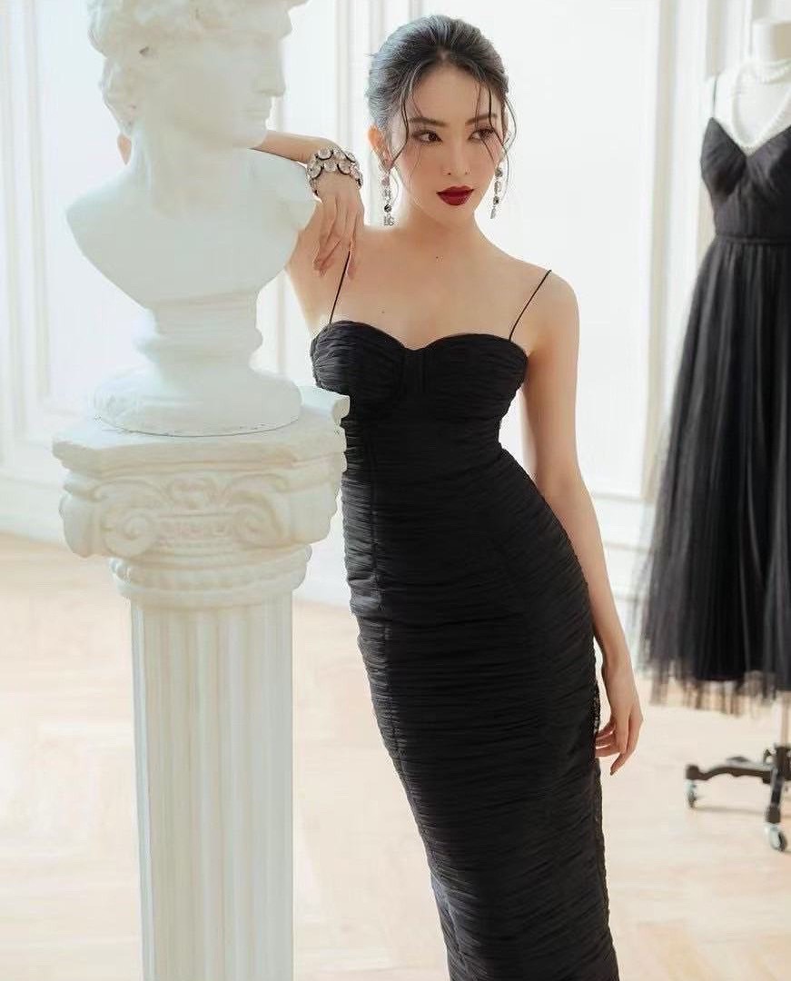 เดรสสายเดี่ยวสีดำทรงตัวหนอน ทรงเข้ารูป สวยมากกกกกก เรียบ หรู ดูแพง รุ่นนี้ร้านแนะนำมากๆค่า ใส่ฟินนาเล่มาก ใครหาชุดถ่ายรูปสวยๆอยู่ไม่มีผิดหวังเลย ที่สำคัญผ้าใส่สบายมากกก มือต้องไวเลยค่ารุ่นนี้