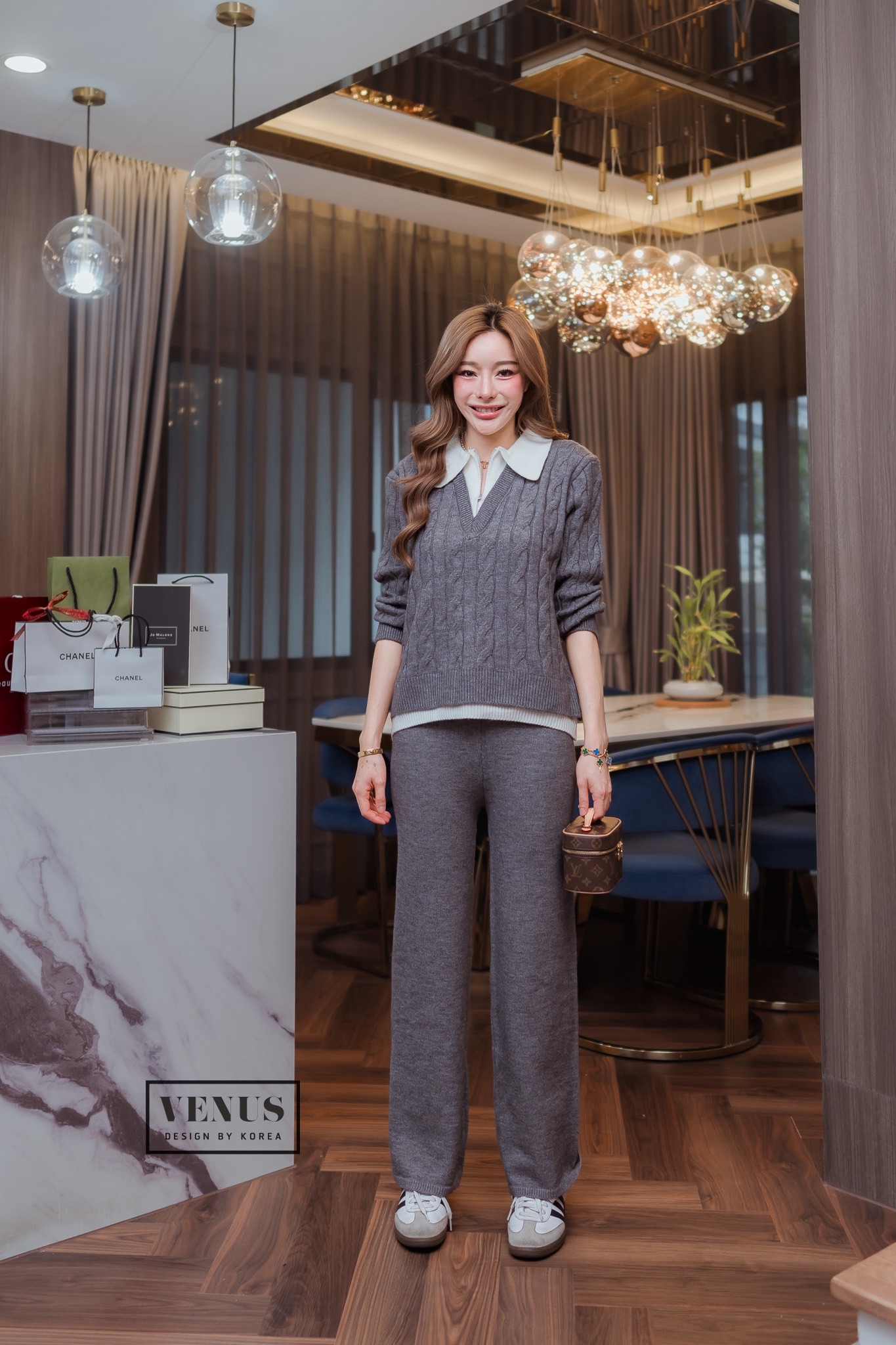 Knitting Set ชุดเซตผ้าทอ ตัวเสื้อเป็นคอปก แต่งซิปด้านหน้า แต่งสลับสีขาว งานมาพร้อมกับกางเกงเข้าชุดกันนะคะ แม๊ทกับรองเท้าผ้าใบก็น่ารักคะ