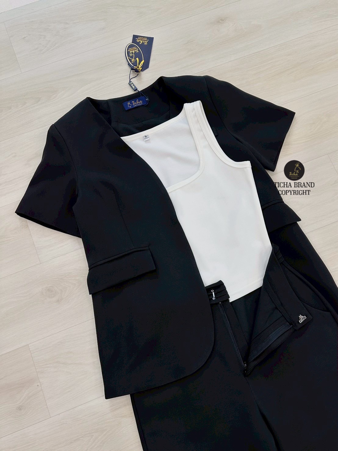 ชุด Set3ชิ้น เสื้อเบลเซอร์+เสื้อกล้าม+กางเกงขายาว เสื้อเบเซอร์แขนสั้นสีดำ ดีเทลแต่งกระเป๋าหน้าใช้งานได้จริง (ไหล่เสริมฟองน้ำ ) และมีเสื้อครอปสีขาว มาพร้อมกางเกงขายาวสีดำทรงสวย ดีเทล แต่งจีบตรงขอบเอว มีกระเป๋าข้าง ซิปหน้า ทรงสวย ลุค CEO ดูสุภาพ บอกเลยว่ารุ