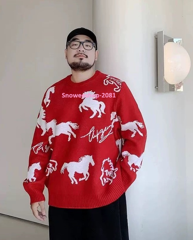 ลายม้าเท่เกินต้าน! ใส่แล้วดูแพงแบบโอปป้า เสื้อสเวตเตอร์คอกลมสไตล์เกาหลี ใส่ได้ทั้งชาย-หญิง ดีไซน์เรียบแต่ดูมีคลาส หนา อุ่น ใส่สบายสุด ๆ ใส่เที่ยวต่างประเทศก็เอาอยู่ ขนาดใหญ่พิเศษ 2XL – 8XL (ถึงอก 58") มีให้เลือก 2 สีเท่ๆ — ดำ / แดง