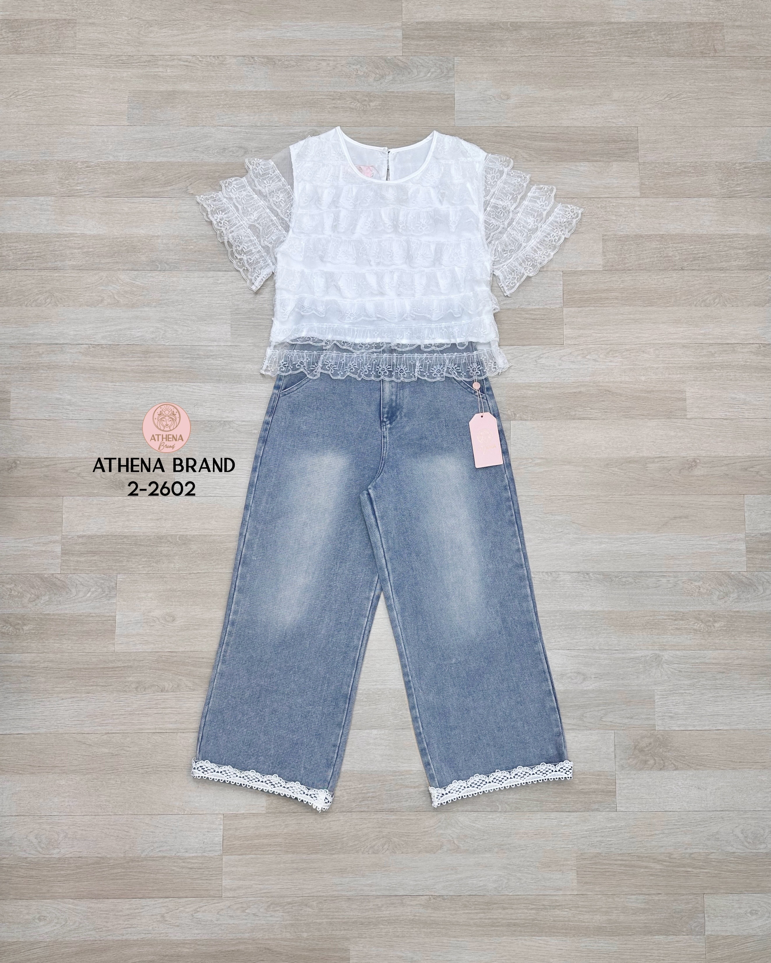 Tag 🔖 :Athena (อธีน่า) Brand Detail :: เสื้อ+กางเกง เสื้อดีไซน์แต่งระบายลูกไม้เป็นชั้นๆ มีซับใน มีซิปข้าง ทรงน่ารักสุดๆ แมตช์มาคู่กับกางเกงยีนส์ฟอกขายาวทรง8ส่วน ดีไซน์แต่งกุ๊นขอบลูกไม้ มีกระเป๋าใช้งานได้จริง