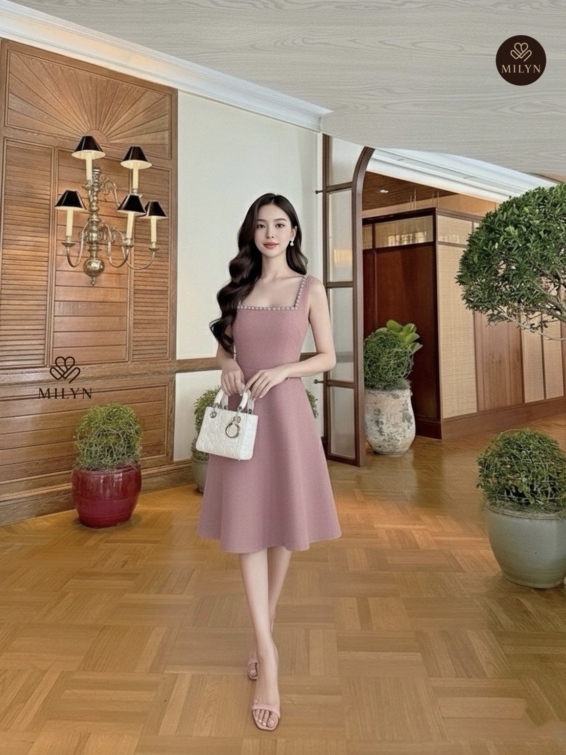 เดรสสีชมพูตัวเดรสแขนกุดแต่งอะไหล่เพชรขอบชุดช่วงอกเชื่อมไปด้านหลัง ( เดรสเสริมฟองน้ำและซิปหลังซ่อนอย่างดี ) และมีอะไหล่โบว์ใหญ่ริบบิ้นยาวให้อีกชิ้นมีกเข็มกลัดสามารถติดตรงด้านหลังได้ หรือถอดออกได้ ตัวกระโปรงทรงพลิ้วสวย เนื้อผ้าหนามีเทคเจอร์และมีซับในทั้งตัว