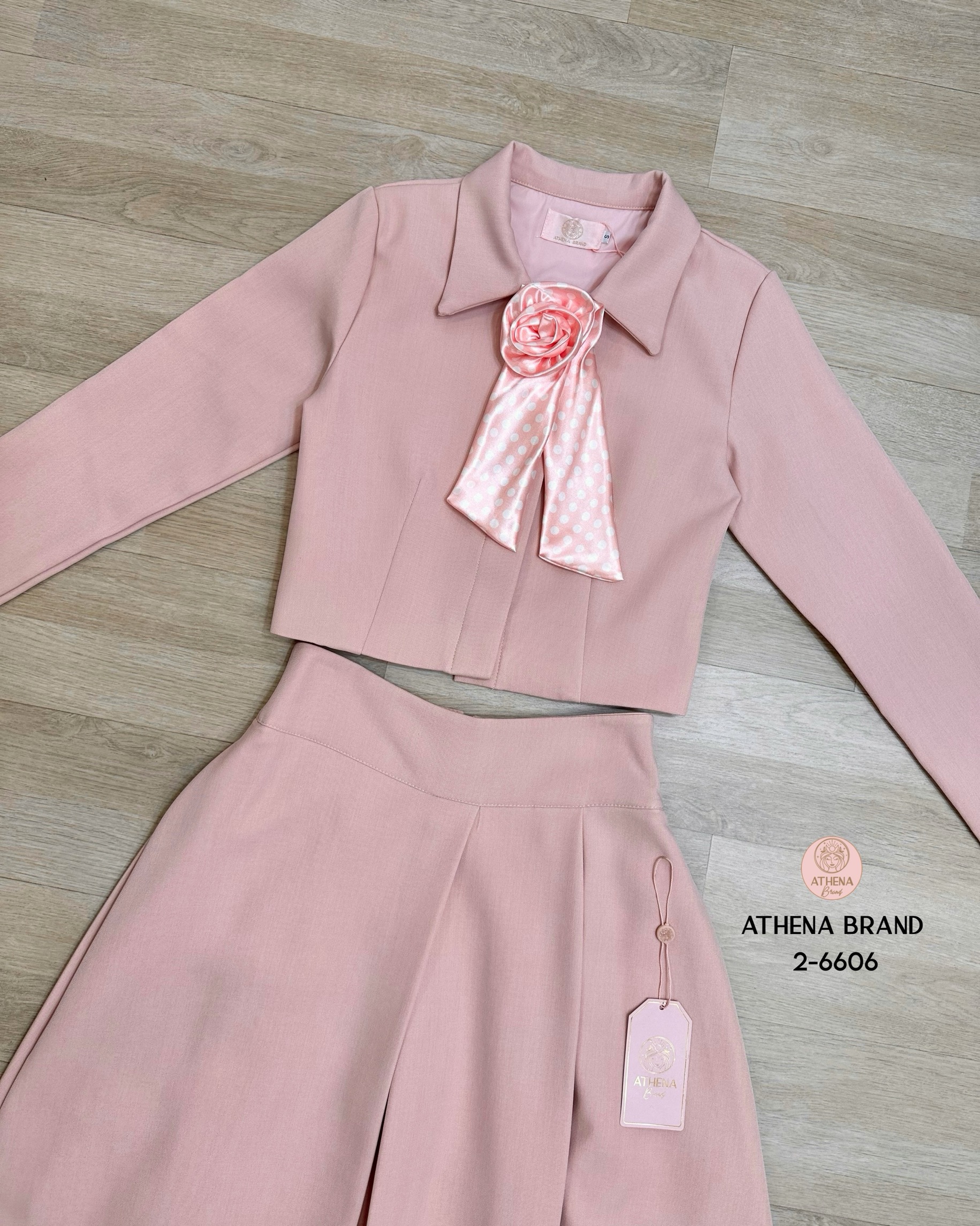 Tag 🔖 :Athena (อธีน่า) Brand Detail :: เสื้อ+กระโปรง+เข็มกลัดดอกไม้ Set 3 ชิ้น เสื้อสูทแขนยาวคอปกดีไซน์ด้านหน้าแต่งกระดุมเรียงสามารถแกะใช้งานได้จริง ตกแต่งเข็มกลัดดอกไม้(สามารถถอดออกได้)ช่วงไหล่เสริมฟองน้ำให้ดูสง่า แมตช์มาคู่กับกระโปรง มีกระเป๋าใช