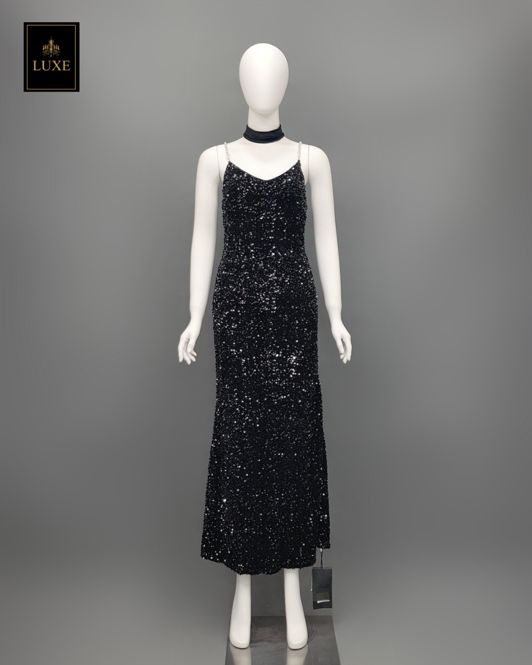 เดรสเสื้อสายเดี่ยว กระโปรงยาวทางเอ ☑️ชุดทำจากผ้ายืดปักเลื่อม ยืดหยุ่น สายทำจากโซ่ประดับมุก ☑️มีซิปซ่อนและซับในอย่างดี