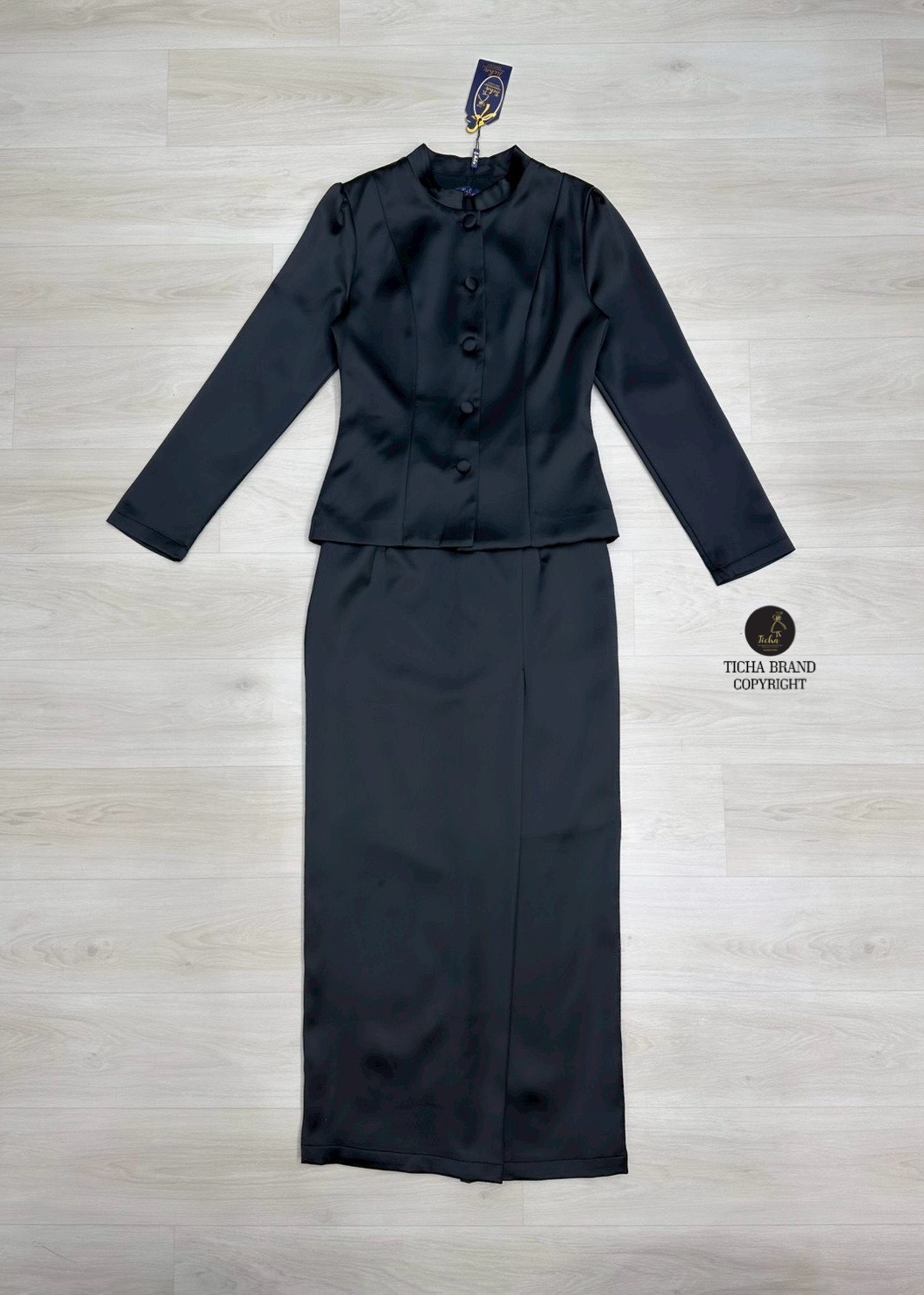ชุดเซต2ชิ้น สีดำ ชุดไทยจิตรลดา เสื้อคอจีนแขนยาวแต่งกระดุมด้านหน้าใช้งานได้จริง มาคู่กับกระโปรงยาวทรงสอบดีเทลเย็บพับด้านหน้าให้ดูสวย ดีไซน์ผ่าหลัง (มีซิปหลัง) ทรงสวยเข้ารูปเป๊ะมาก