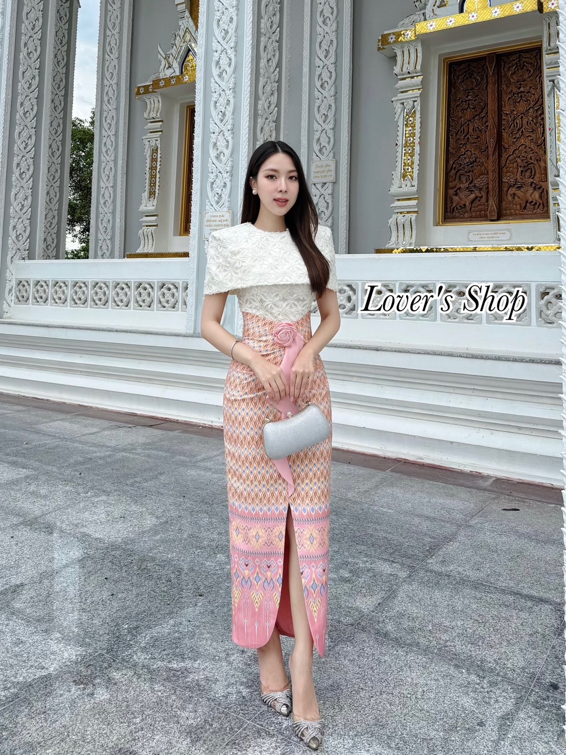 Teg : Lover’s Shop Detail : งามอย่างไทย สวยหวาน ลงตัวมากๆค่ะ สวยยกเซ็ทไม่ต้องไปหาแม็ทเองค้า ดีเทลตัวเสื้อเป็นทรงคลุมไหล่ ทรงเข้ารูปพอดีตัว ช่วงปกด้านหลังผ่าออก สามารถยกมือใช้งานได้สะดวกค่ะ ตัวเสื้อมีซับในอย่างดีค่ะ ใช้ผ้าลูกไม้เนื้อนุ่มไม่คันนะคะ งานซิบหล