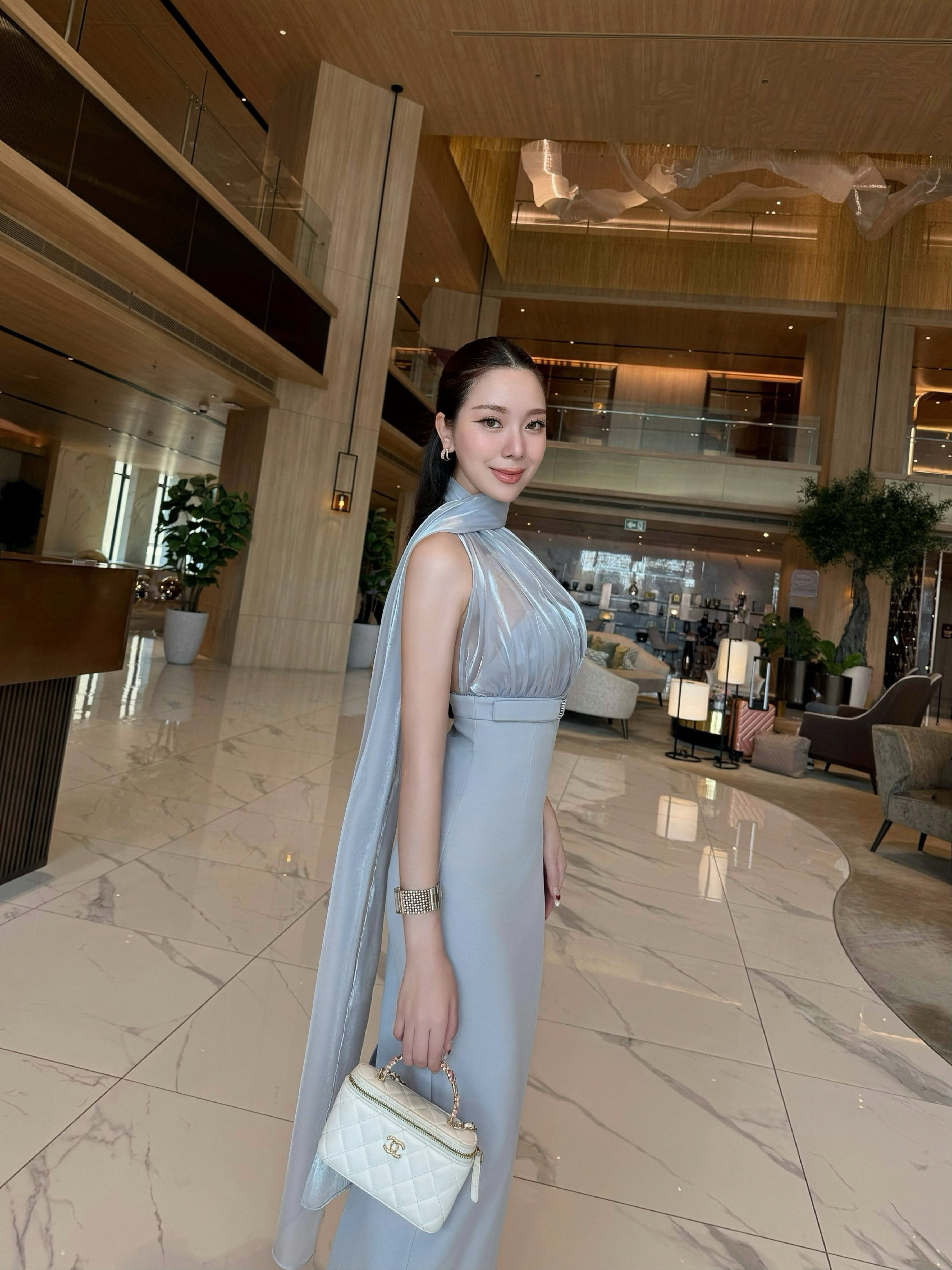 เดรสยาวสีเทา เดรสเกาะอกช่วงบนแต่งด้วยผ้าออแกนดี้ยาวเป็นผ้าพันคอ กระโปรงช่วงล่างเป็นทรงสอบผ่าหลัง มีแต่งสายคาดเอวเย็บติดมีเพชรตรงกลาง สวยเรียบดูแพงมาก ใส่ออกงาน สวยเด่นสง่า