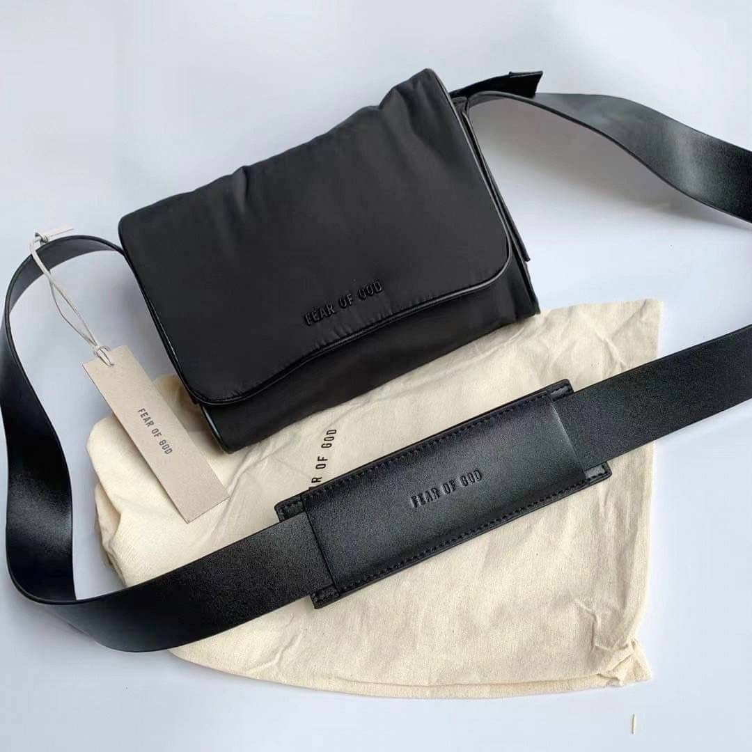 กระเป๋าสะพายเท่ห์ ๆ สมาร์ท ๆ แบรนด์เนม Fog Fear of God แนวสปอร์ตทรงแมสเซ็นเจอร์สีดำกันน้ำได้ ขนาด 9 นิ้ว จุของได้เยอะ FOG Fear Of God technical nylon cross-body bag