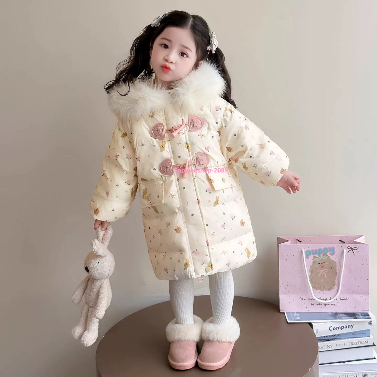 เสื้อกันหนาวเด็กมีไซส์ 80–130 cm Children’s Down Jacket 2025 เรียบหรู ละมุนแบบโทนอบอุ่น สีเบจคุณหนูมาก บุหนานุ่มทั้งตัว ไม่คัน ไม่แข็ง ซิป + กระดุม 2 ชั้น กันลมอยู่สุด ปกสูงกันลมเย็นตรงคอพร้อมหมวกฮู้ดแต่งโบว์ชมพู ใส่ได้ตั้งแต่ ติดลบ ใส่เที่ยวต่างประเทศ หร