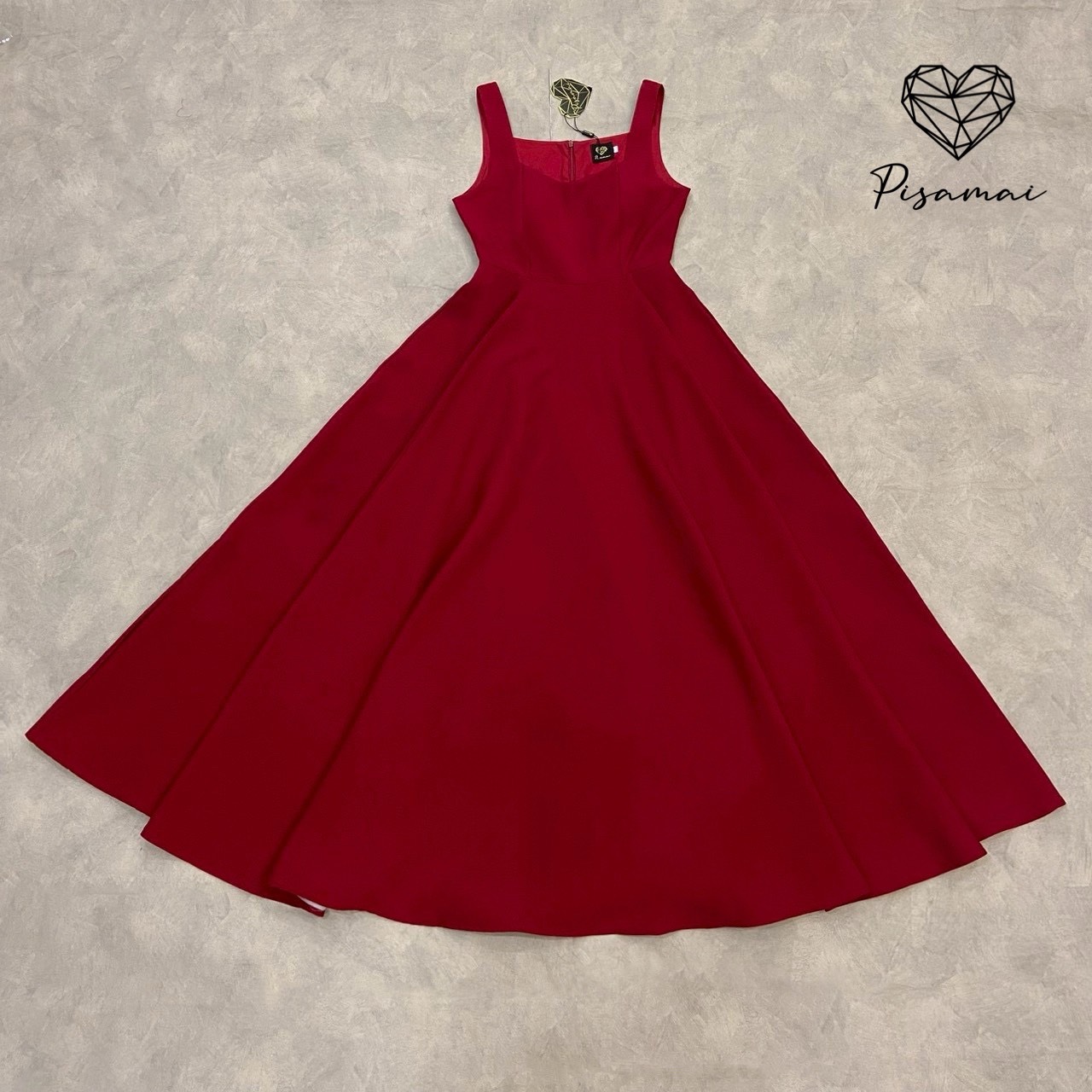 เซ็ตแขนกุดสีแดงตัวยาวบาน เนื้อผ้าสูทอัดกาวอย่างดี หนาเป็นวอลลุ่มใส่สวยมากค่า ถ่ายรูปดีมากเลยค่ารุ่นนี้ ปังปุริเย้แน่นอนค่า ห้ามพลาดเลย