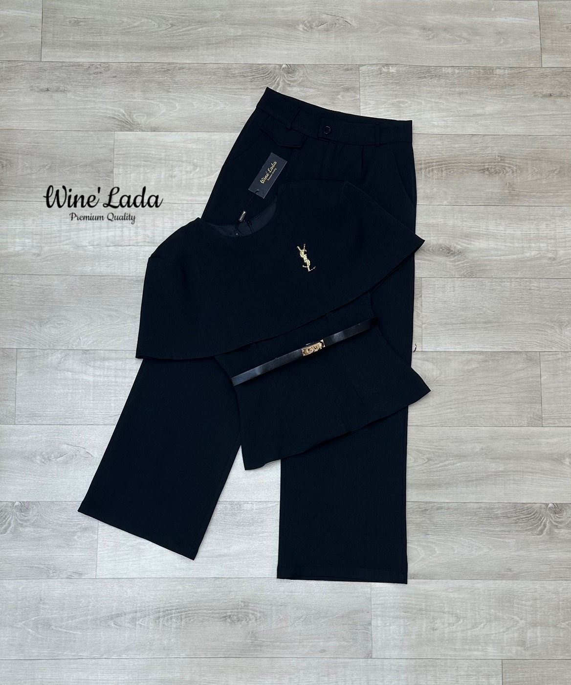 Set 4 Pcs.เซ็ทเสื้อคลุมไหล่สีดำ มาพร้อมกับกางเกงขาวยาวสีเข้าเซ็ท มีกระเป๋าด้านหน้าทั้งสองข้าง มีเข็มขัดเส้นเล็กสีน้ำตาลให้อีกหนึ่ง ไม่พอแค่นี้ มีเข็มกลัดอะไหล่ทองเพิ่มคสามหรูหราไปอีก มาในโทนสีเรียบๆ