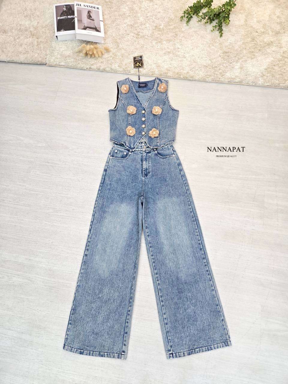 เซ็ทนี้สวยทั้งเสื้อ ทั้งกางเกง ผ้ายีนส์คือที่สุดแล้วค่าา ต้องได้สัมผัสแล้วจะรู้ ชอบความแต่งดอกไม้ของเสื้อ ทำให้ดูมีอะไรมากขึ้น ดูลัคชูมากขึ้น ตัวดอกไม้ถอดได้นะคะ แล้วดูทรงกางเกง คือสวยมาก สวยตาแตก ใส่ไปไหน ใครก็ต้องเหลียว สาวสายยีนส์ ไม่ได้ชุดนี้คือพลาดมา