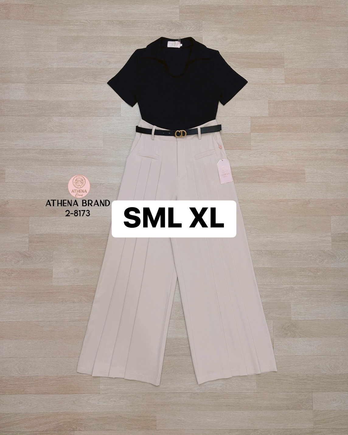 Tag 🔖 :Athena (อธีน่า) Brand Detail :: เสื้อ+กางเกง+เข็มขัด เสื้อยืดคอปกผ้าร่อง แมตช์มาคู่กับกางเกงขายาวดีไซน์เย็บจับจีบ มีกระเป๋าใช้งานได้จริงทั้ง2 ข้าง เนื้อผ้าดี๊ดีมีน้ำหนักและมีTexture งานมีซับใน สวมใส่แบบซิปด้านหน้าและมีตะขอเกี่ยว และมาคู่กับ