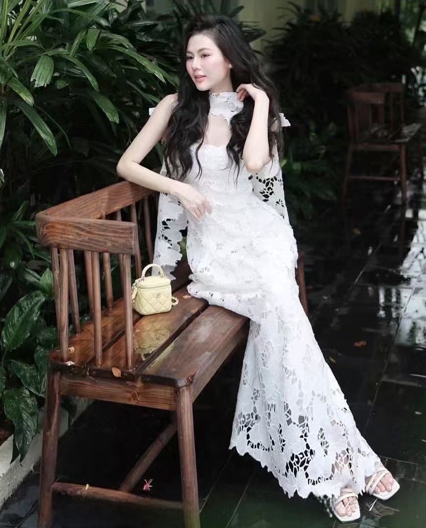 เดรสสายเดี่ยวลูกไม้ฉลุตัวยาวสีขาว มาคู่กับโชกเกอร์ฉลุพาดคอ เรียบ หรู ดูแพง เป็น everydaylook ได้ทุกวัน ราคานี้มือต้องไวเลยค่า รุ่นนี้ใส่สวย ห้ามพลาดเลยค่า
