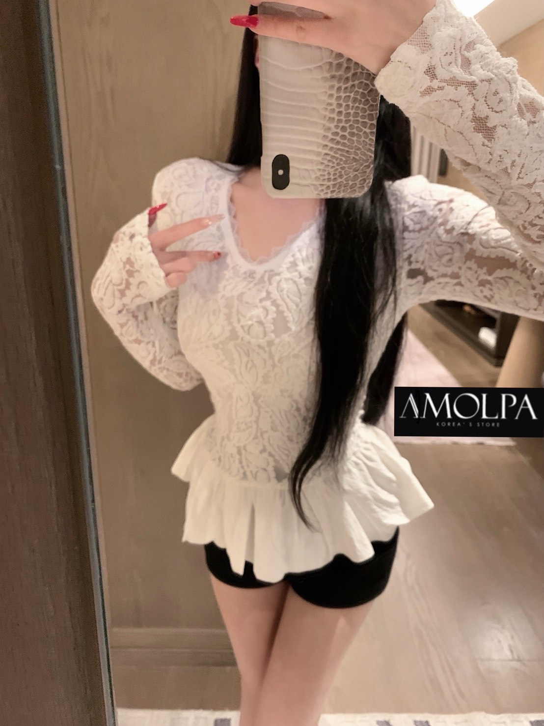 เสื้อแขนยาว CH แต่งลูกไม้ LOGO CC เนื้อนิ่ม สวยหรู ดูแพง สวยม๊ากกกกก เนื้อผ้าดีมากๆค่ะค๊าลูกค้า ผ้าเย็นๆ ใส่สบายสุดๆ แมทซ์กับอะไรก็สวย เข้ากันได้