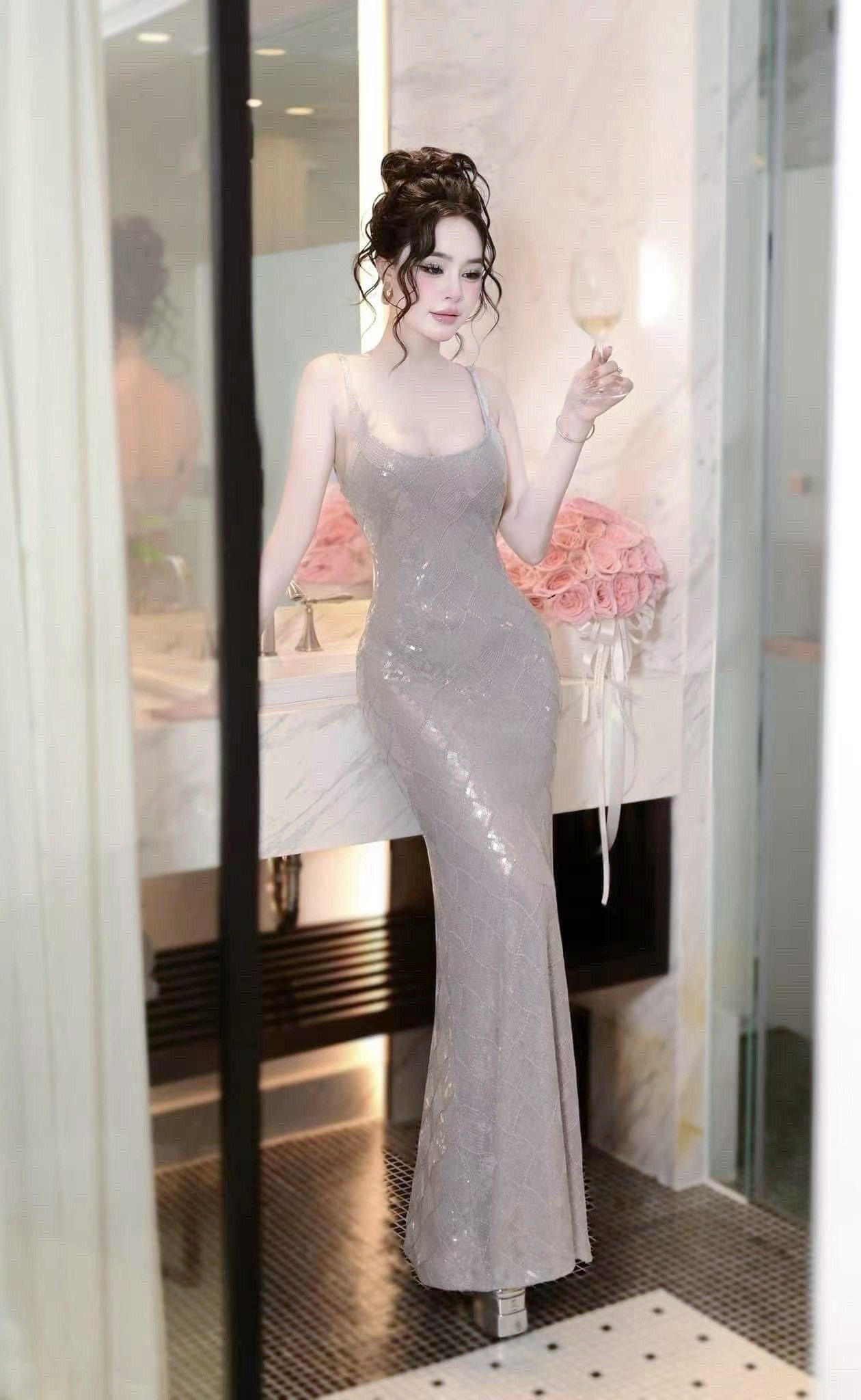 เดรสสุดหรู งานสวยมากๆ เนื้อผ้าเป็นหริศเตอร์ คือสวยเด่นมีออร่า หน้าอกมีฟองน้ำ ชุดมีซับใน มีซิบด้านหลัง ใส่เที่ยวออกงาน ดินเนอร์ งานแต่ง ปาตี้กับเพื่อน รับรองสวยแพง ช้าไม่ได้แล้วคร้า ของสวยๆหมดไวจัดด่วน