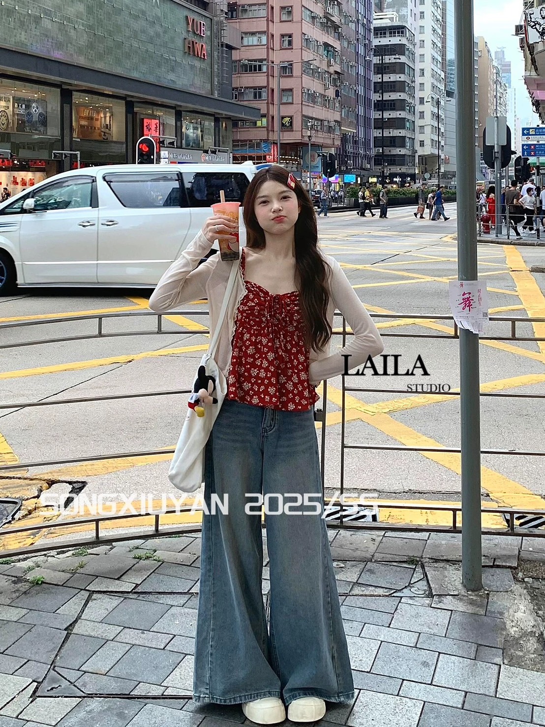 Set เสื้อ+กางเกง+เสื้อคลุม เสื้อสายเดี่ยวโทนสีแดงไวน์ แต่งลายดอกไม้สุดน่ารัก ด้านหน้าแต่งจีบย่นพร้อมเชือกผูกโบว์ เพิ่มความโดดเด่นของชุดด้วยเสื้อคลุมซีทรูโทนสีครีม มาพร้อมกางเกงยีนส์ขายาวงานผ้าสวย ทรงปล่อยๆสีสนิมเก๋ๆ แมชกันลุงตัวลุคนี้น่าร้ากมากค่าา **งานแ