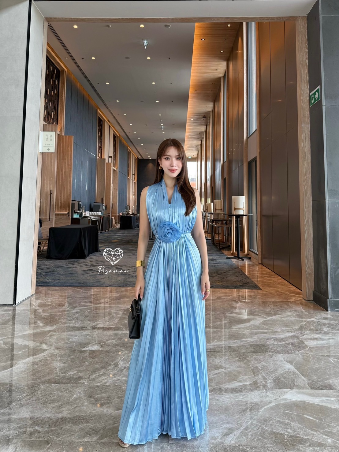 เดรสคล้องคอพลีตตัวยาวมาคู่ติดกับดอกไม้ใหญ่ทรงสวย หรู ดูแพง ใส่ไปงานแต่งแบบเฟียสๆ แกรมๆ ได้ไม่ซ้ำใคร#pisamaibrand #งานป้ายพิศมัย #งานตามหา #ชุดไปงาน #ชุดไปงานแต่ง #ชุดเพื่อนเจ้าสาว #ชุดเพื่อนเจ้าสาวราคาถูก