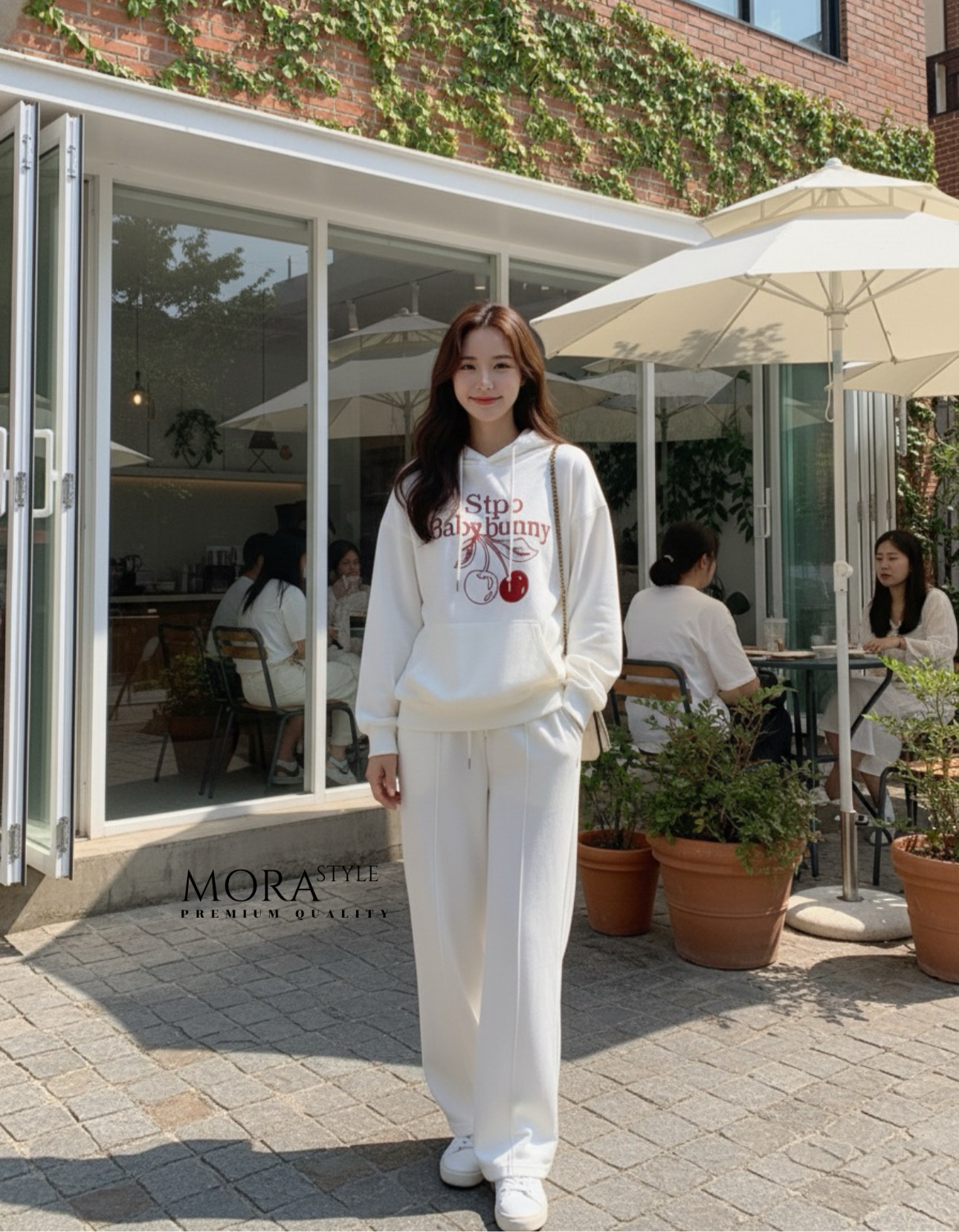 เซ็ท 2 ชิ้น เสื้อแขนยาวมีฮูดหมวกปักแต่งลายเชอรี่ช่วงอก มาพร้อมกับกางเกงขายาวผ้าใส่สบาย ใส่แมตช์ในสไตล์สาวแอร์พอร์ตลุคได้เลยค่ะ เป็นอีกรุ่นที่หนาวนี้ต้องมีนะคะ