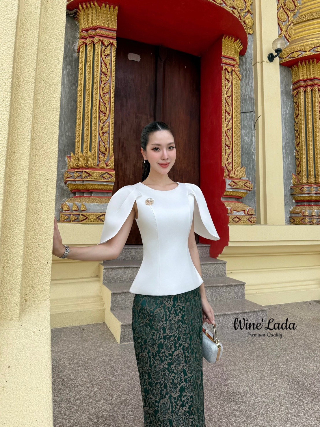 Set 2 Pcs. เซ็ทชุดไทยเสื้อไหล่กลีบบัวอกมีฟองน้ำ มีซิปด้านหลัง มีเข็มกลัดเพิ่มความหรู มาพร้อมกับกระโปรงผ้าทอลาย ผ้าทรงสอบเข้ารูป จะงานราช งานบุญ ได้หมดเนื้อผ้าใส่สบาย ทรงสวยมากค่ะ เป๊ะและเข้ารูป ใส่แล้วผอมเพียว กระโปรงซับในทั้งตัว ใครได้ลองแล้วจะหลงรักค่าา