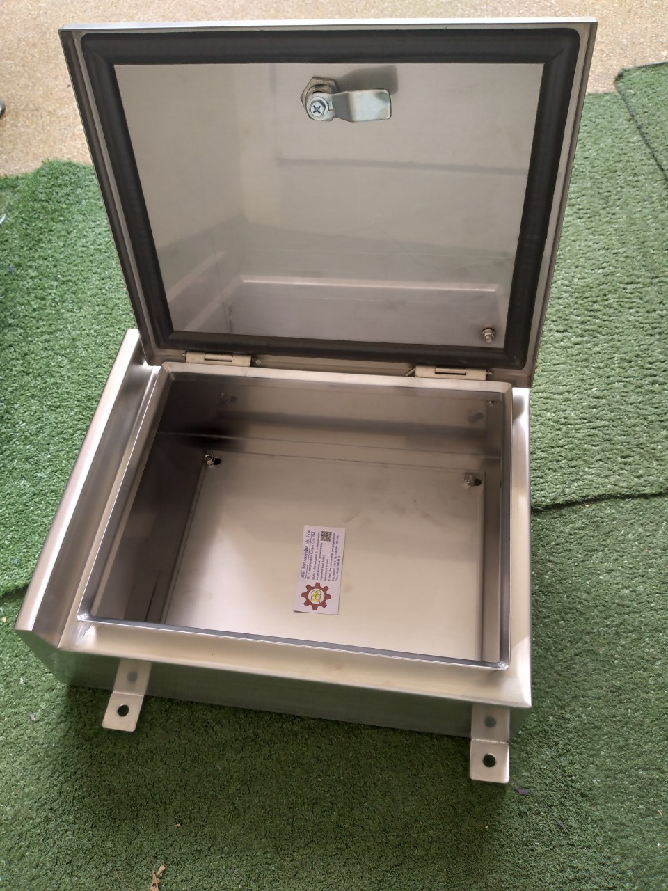 ตู้คอนโทรลสแตนเลส 304 กันน้ำ ฝาช้ันเดียว หลังคาสโลป W280xH350xD150mm. พร้อมหูยึด 4 มุม หนา 2มม.