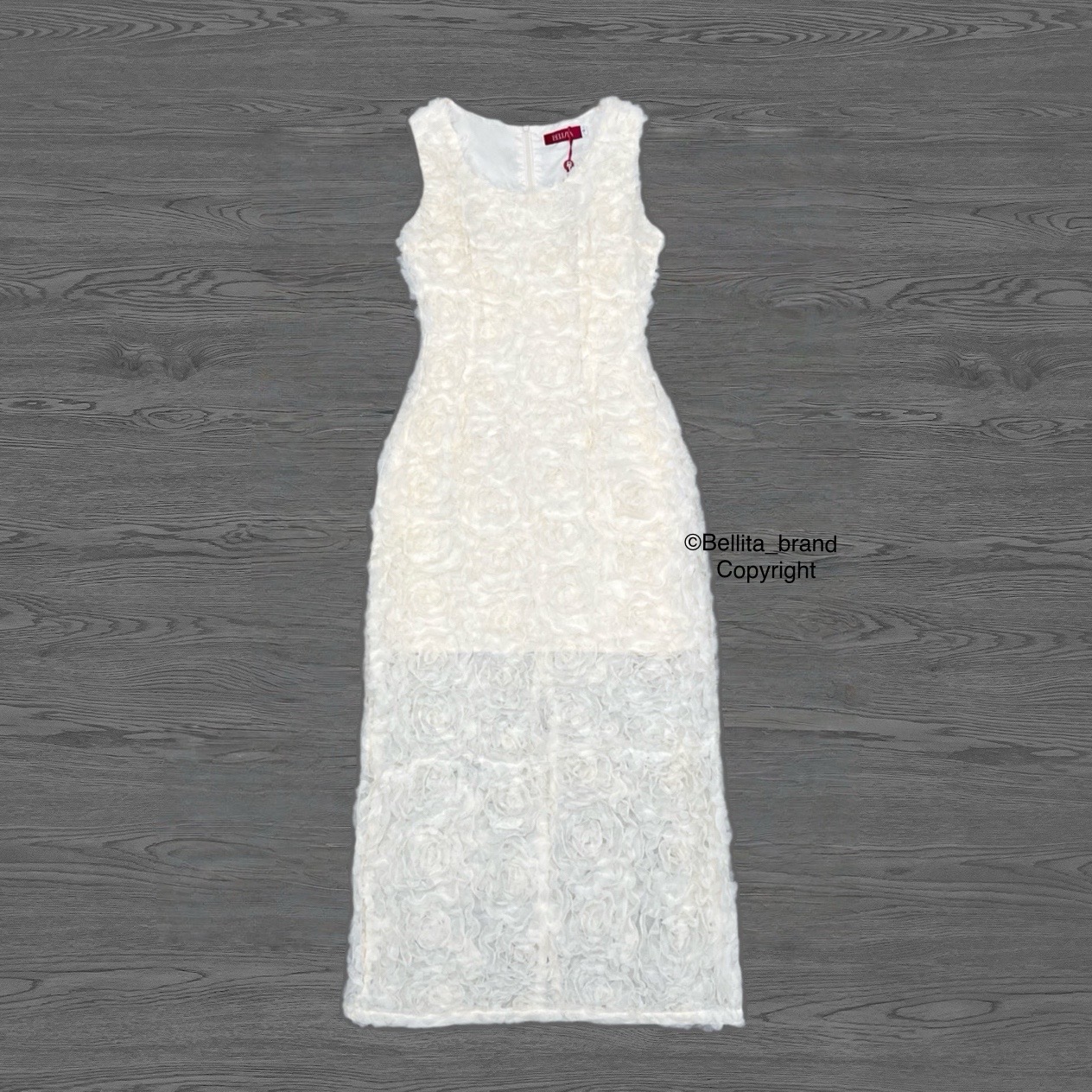 เดรสยาวผ้า 3D สีครีม คอกว้างแขนกุด เอวเข้ารูป ชุดสีครีม ผ้า 3D ลายดอกกุหลาบ มีซับใน ซิปด้านหลัง