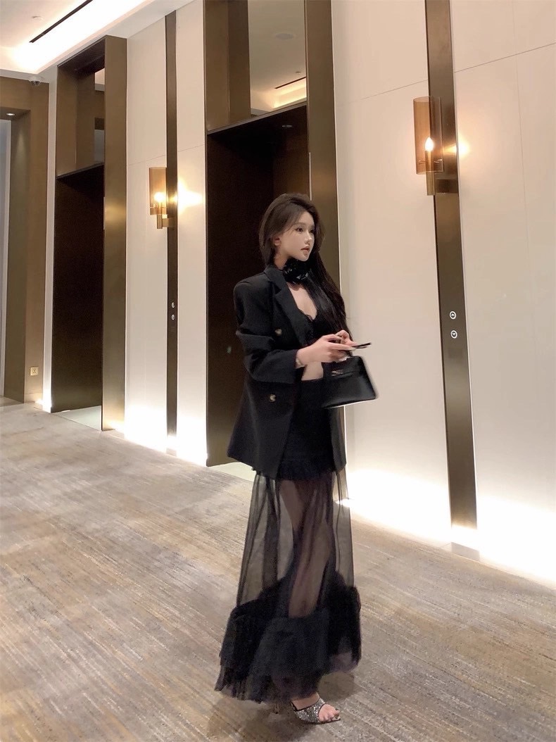 เซ็ตเบเซอร์oversize คัทติ้งเป๊ะ มาในสีดำ คู่กับกระโปรงชายซีทรู พร้อมดอกไม้ผูกคอ พูดเลยว่าเซ็ตนี้ คุ้มมากๆค่า ใส่เข้าเซ็ตคือดีมากค่าใส่vacayถ่ายรูปกับแก๊งค์เพื่อนๆไม่มีผิดหวังเลยค่า