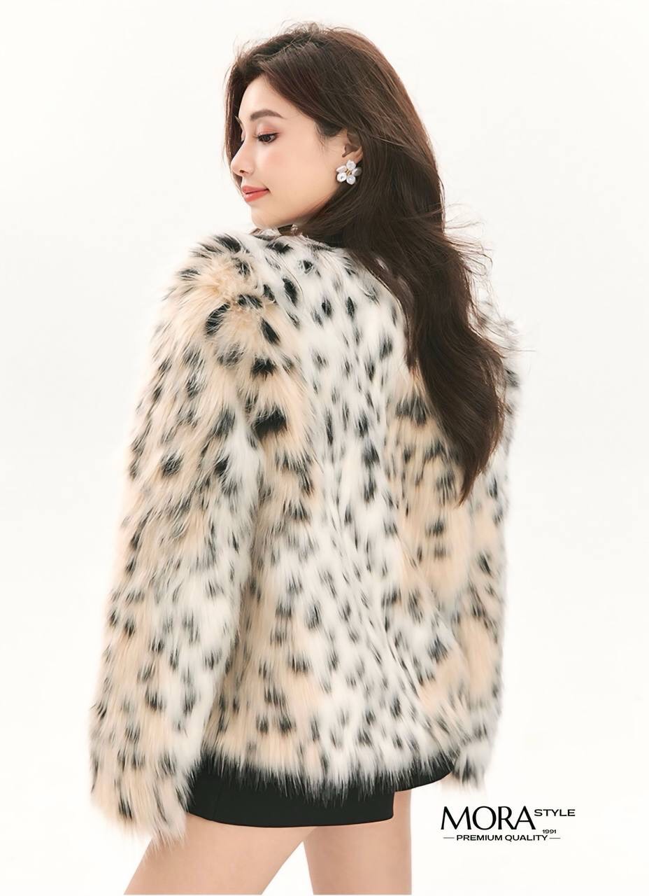 เสื้อคลุมแขนยาวแต่งขนทั้งตัว งานสวยแพง แต่งลายจุดดำทั้งชุด เหมาะกับแฟชั่นหนาวนี้สุดๆ ดีไซน์ออกมาเก๋ งานคือน่ารักมากค่ะ สาวๆต้องมีติดตู้นะคะ
