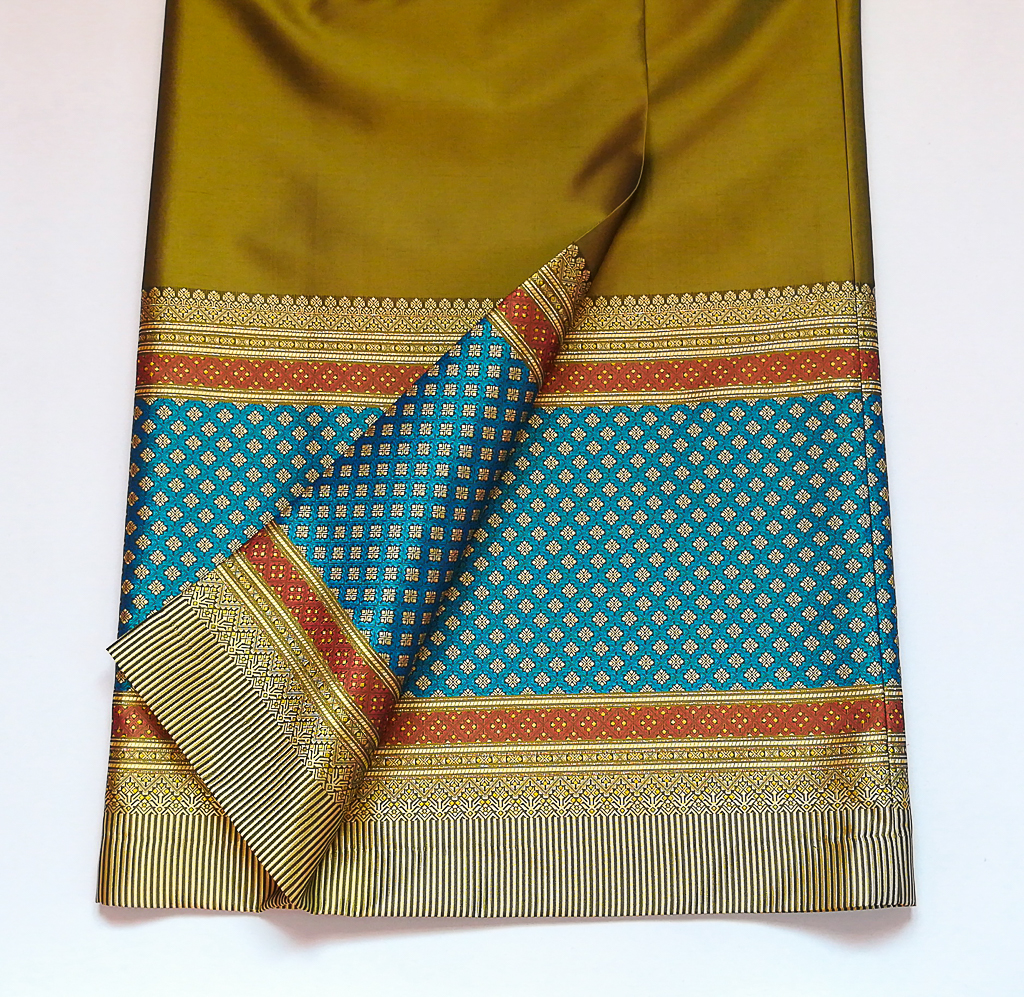 ผ้าถุงไหมสำเร็จรูป (สีเขียวปีกแมลงทับ) งานตัดเย็บประณีต อัดผ้ากาวตามสีของผ้าถุง เนื้องานดีเกรด A (รอบเอว 30 นิ้ว)