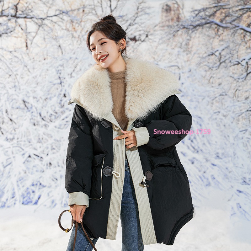 Down Jacket Coat เสื้อกันหนาวของผู้หญิง ทรงโอเวอร์ไซใส่แบบหลวมๆ แต่งปกเฟอร์และกระดุมแบบวินเทจ ผ้าเคลือบสารสะท้อนหยดน้ำ กันหนาว กันลม กันหิมะ ใส่ติดลบได้ดี มี 2 สี