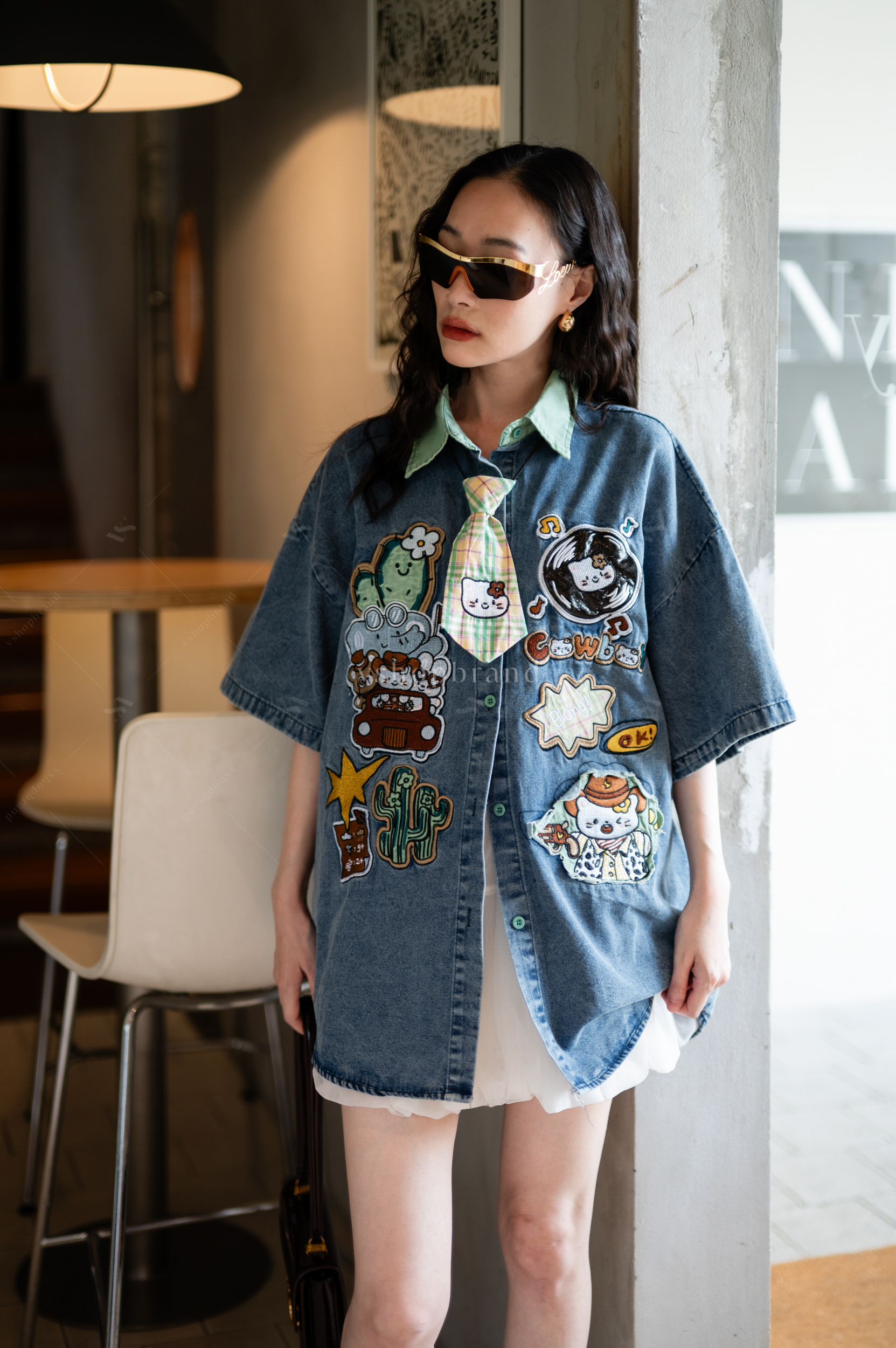 เสื้อยีนส์แขนสั้นปกทูโทนปักการ์ตูนหน้า+เน็ทไท #vshopbrand #vshop #เสื้อยีนส์ #ลูกไม้ฉลุ #เสื้อ#เสื้อแขนยาว #croptop #streetwear #streetstyle #hoodiejacket #เสื้อเบสบอล #เแจ็คเก็ต #jacket #ยีนส์ #denim