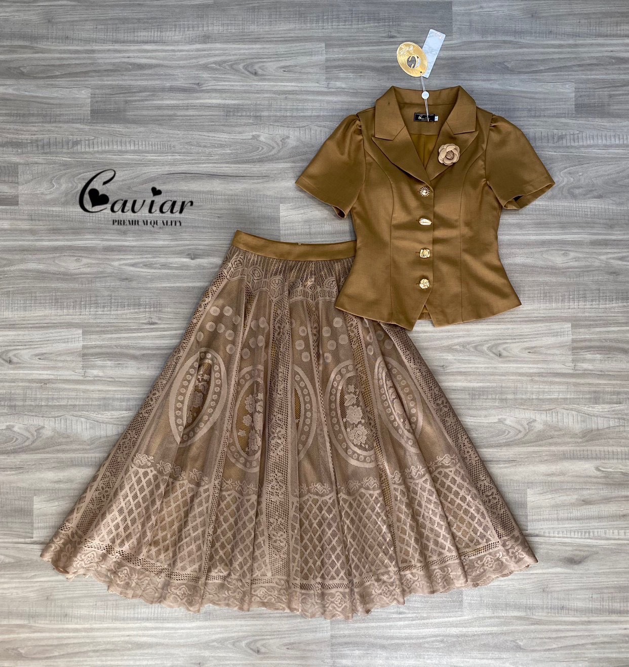 เซ็ท เสื้อคอปกแต่งกระดุมหน้าเก๋ๆ + กระโปรงลูกไม้ แถมเข็มขัดหนังให้ด้วยนะคะ