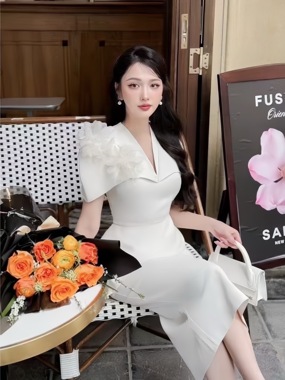เซ็ตเสื้อทรงคลุมไหล่ค้างคาวสีขาว มาคู่กับกระโปรงสอบ 5 ส่วน ติดเข็มกลัดดอกไม้ เรียบ หรู ดูแพง เป็น everydaylook ได้ทุกวัน ราคานี้มือต้องไวเลยค่า รุ่นนี้ใส่สวย ห้ามพลาดเลยค่า