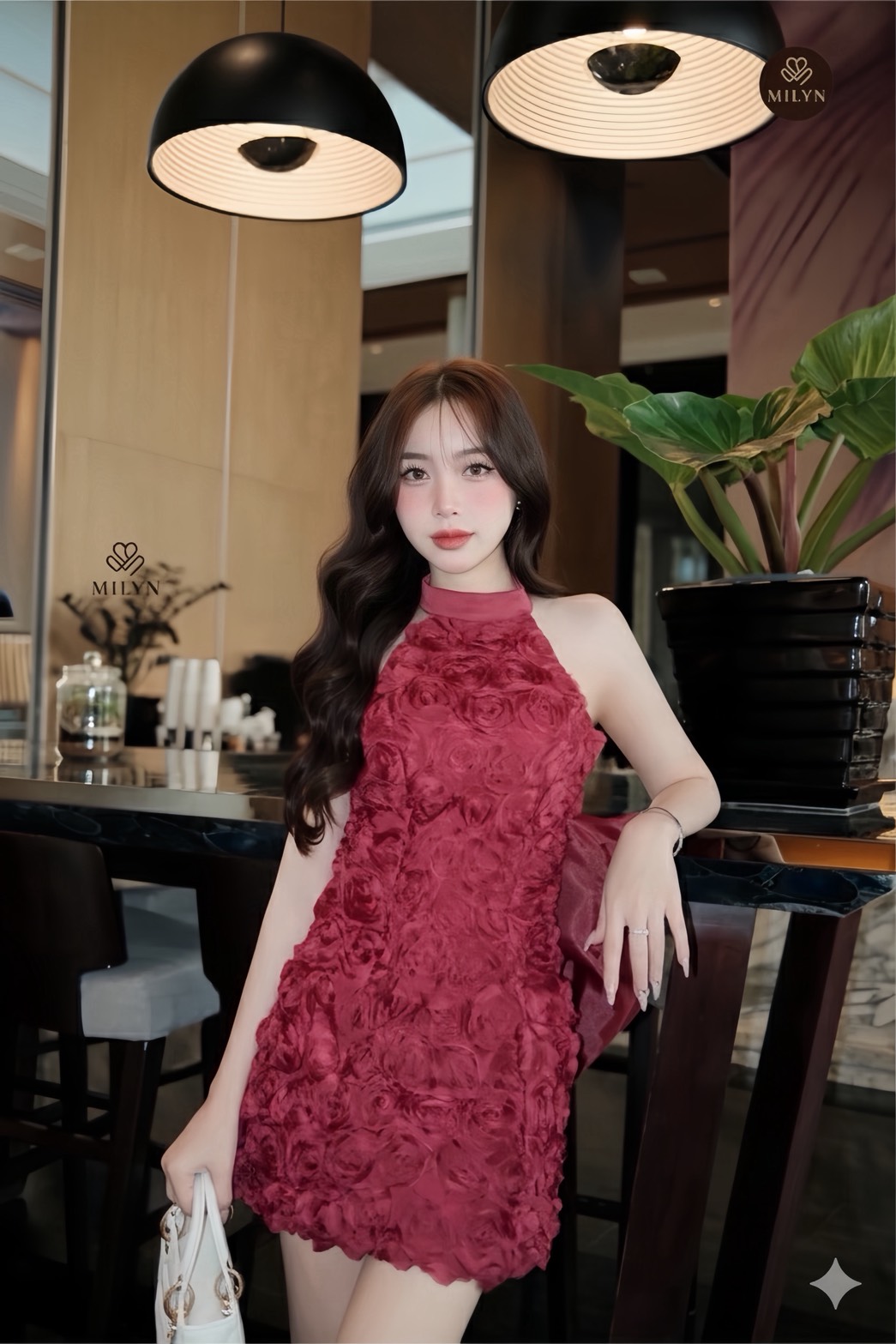 มินิเดรสแต่งดอกกุหลาบทั้งตัว ดีเทลเนื้อผ้าแบบ 3D ทำให้ชุดดูโดดเด่นมากขึ้น คอฮัลเตอร์ช่วยเสริมลุคให้ดูเพรียวและหรูขึ้นไปอีกขั้น ด้านหลังเปิดหลังสวย พร้อมโบว์ใหญ่สุดละมุนเป็นไฮไลต์ของชุด