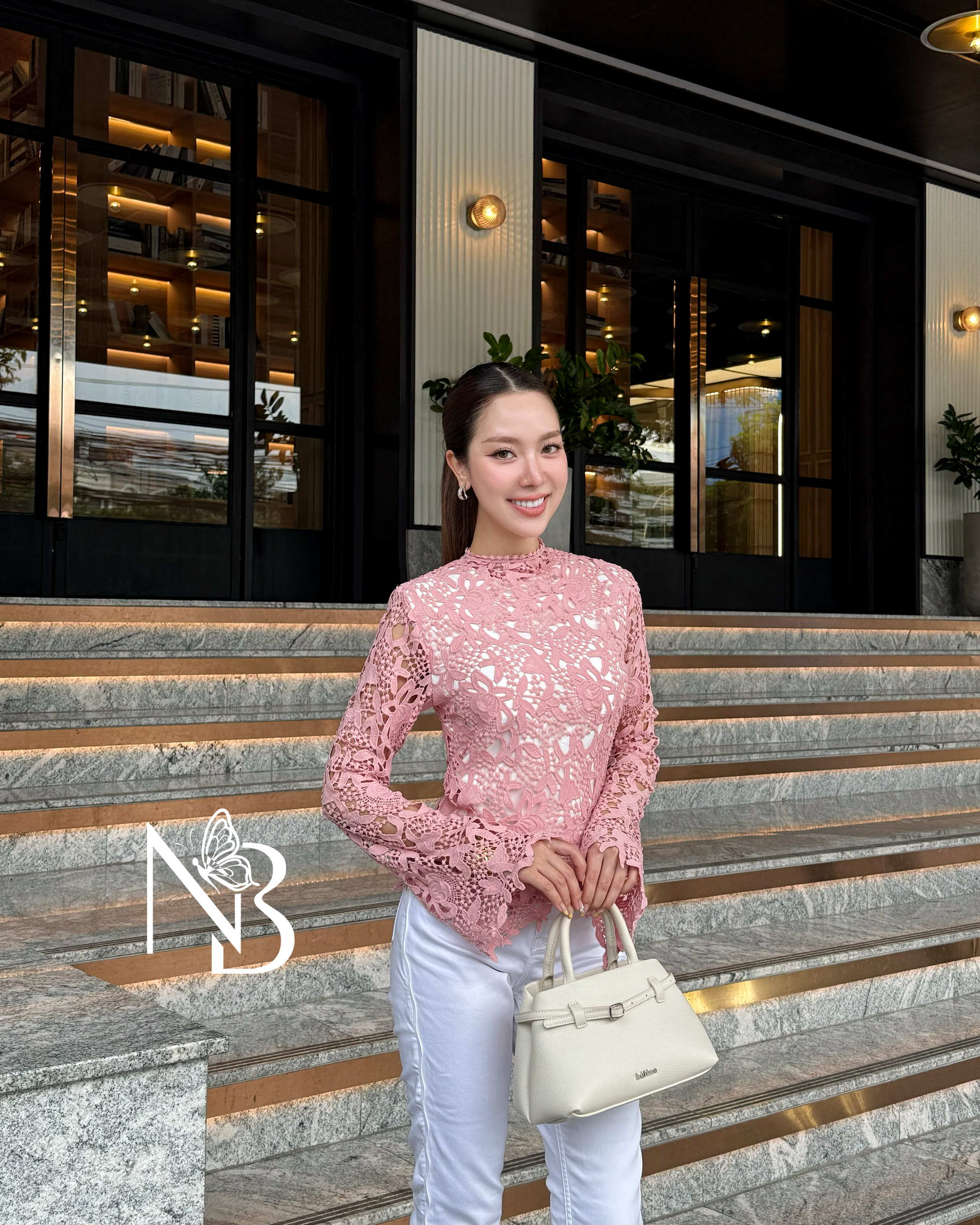 Label :: #NABIBRAND Code :: C-0022 Detail :: เสื้อลูกไม้ทรงคอเต่าแขนยาวแบบบานออก ชายระบาย มีซับในผ้าคอตตอน มีฟองน้ำเสริม มาด้วยกัน 2 สี สีฟ้าและสีขาว ชุดเข้าพรรษา ทอดกฐิน งานบุญ งานวัด งานเทศกาลไทยต่างๆ ใครที่มีกระโปรงผ้าถุงที่บ้านอยู่แล้ว อยากได้แค่เสื้อ