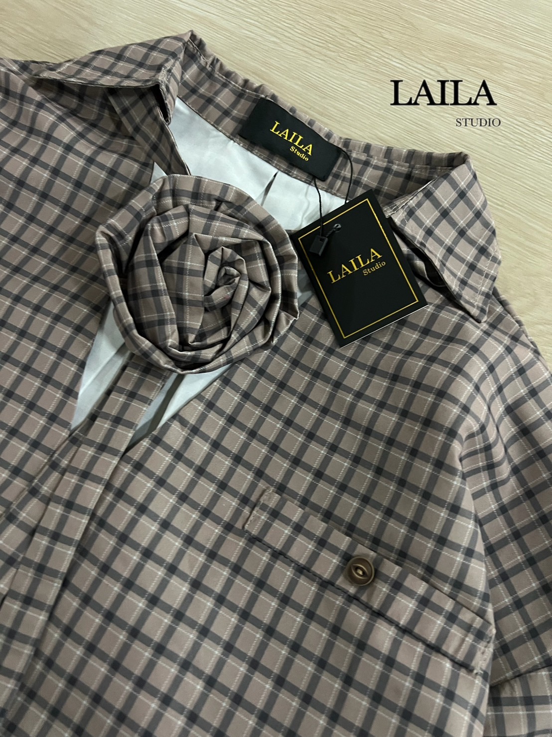 SETเสื้อ+กางเกง+ซ็อคเกอร์ เสื้อเชิ้ตคอปกแขนยาวงานโอเวอร์ไซร์ มาในโทนสีน้ำตาลลายตาราง ตัวเสื้อดีไซน์แต่งสายซ้อคเกอร์คล้องคอพร้อม้ข็มกลัดดอกไม้ลายเดียวกับตัวเสื้อ มาพร้อมกางเกงขาสั้นสีดำทรงเข้ารูป ลุคสวยเฟียสสวยนำเทรนส์ต้องลุคนี้เลยค่าา #lailabrand #กางเกงข