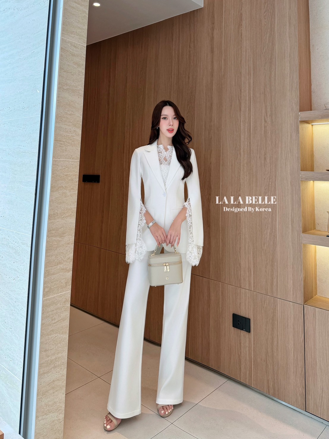 เซต3ชิ้นผ้าสูทอัดกาวอย่างดีผ้าดีทรงสวยเสื้อครอปสายเดี่ยวเสริมฟองน้ำปรับสายได้ใส่คู่กางเกงขายาวเอวสูงมีกระเป๋ากางเกง2ข้างมีซับในอัดกาวอย่างดีมาพร้อมเสื้อสูทคอปกแขนยาวผ่าแขนแต่งลูกไม้ช่วงขอบคอและขอบแขนมีซับในอัดกาวอย่างดีงานคุณภาพ