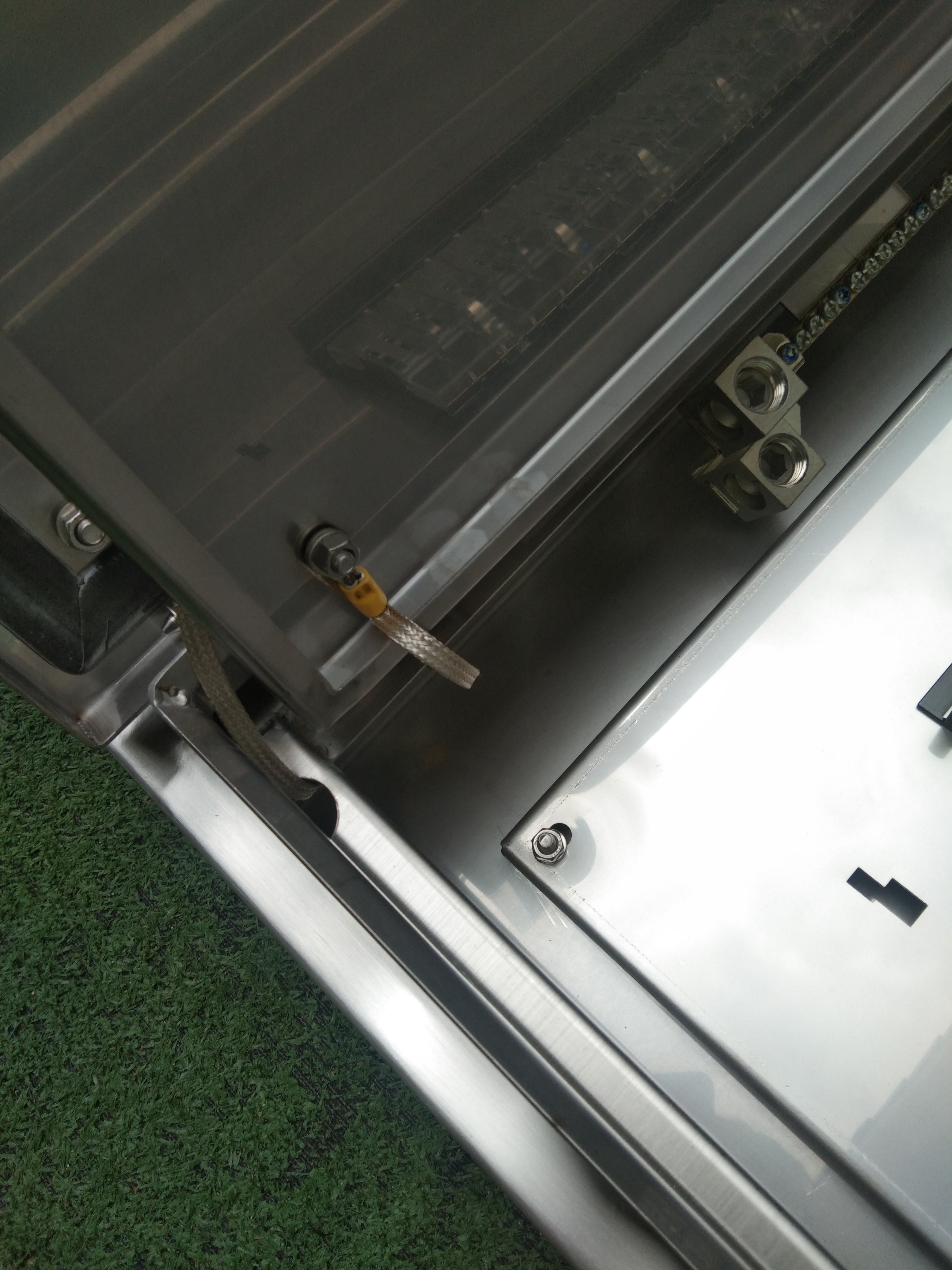 Main LUG 250A ตู้สแตนเลส 304 มีหลังคาสโลป W450xH800xD152mm. (36ช่อง)