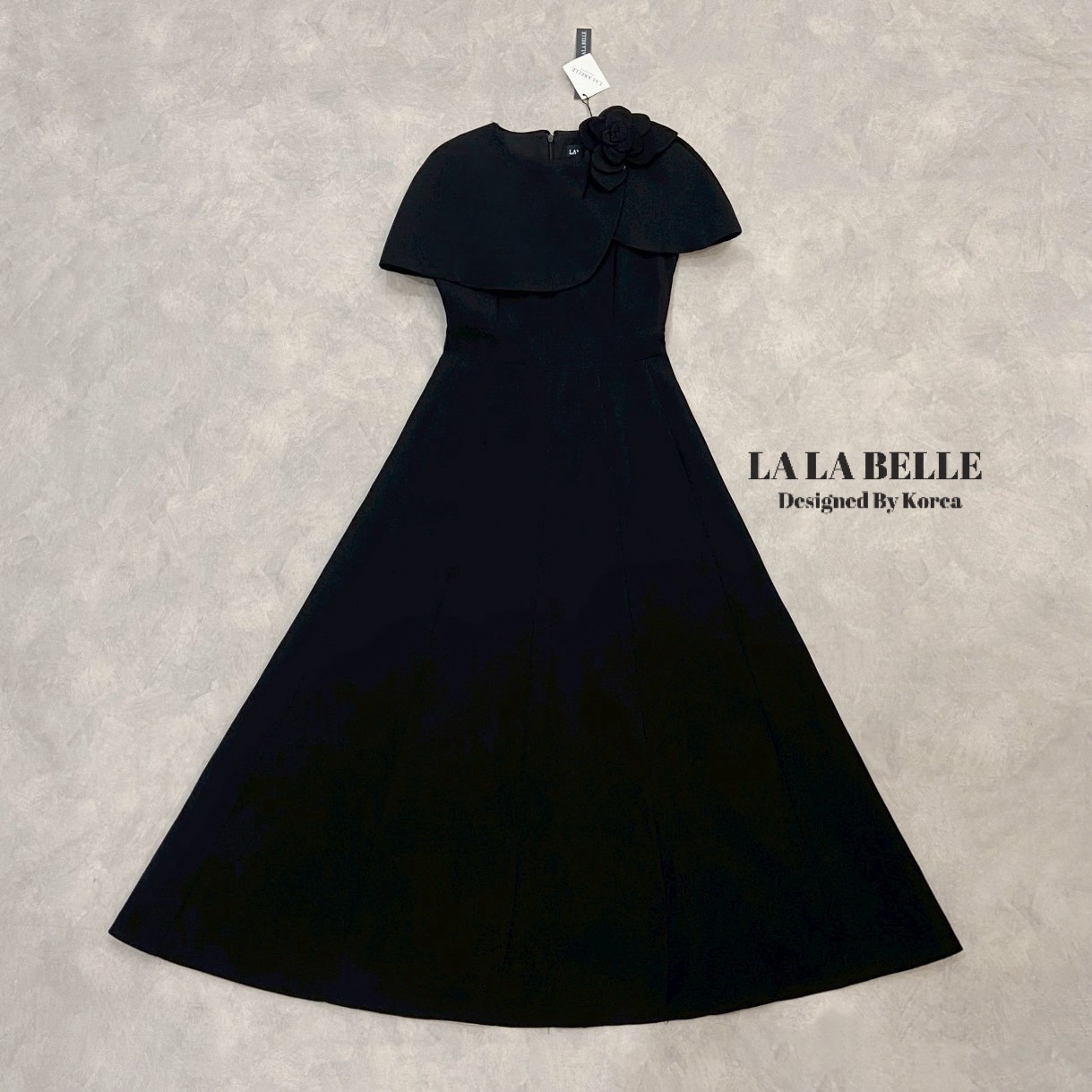 เดรสยาวผ้าสูทอัดกาวอย่างดีผ้านุ่มมีน้ำหนักมากทิ้งตัวสวยใส่แล้วเข้ารูปเข้าทรงดีเทลชุดคลุมไหล่ผ่าหลังด้านหน้าคลุมไหล่ไขว้ทับกันแต่งดอกไม้เย็บติดอย่างดีช่วงเอวมีขอบเอวกระโปรงทรงเจ้าหญิงยาวเย็บตีเกล็ดให้เป็นทรงมีซับในอัดกาวอย่างดีงานคุณภาพเกรดพรีเมี่ยม