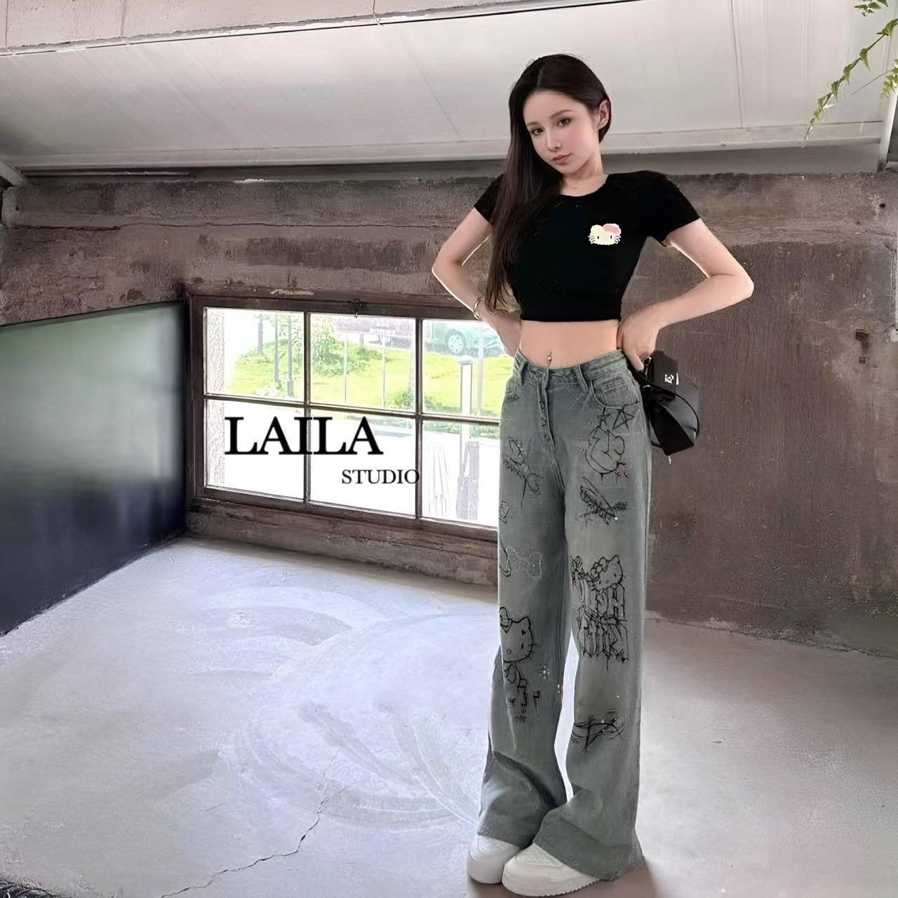 SETเสื้อ+กางเกง เสื้อยืดทรงกึ่งครอปเนื้อผ้ามีน้ำหนักเข้ารูปพอดีตัว งานแต่งน้องคิตตี้ที่หน้าอกขนฟูๆๆเพิ่มความน่ารักลงตัวสุดๆๆ มาพร้อมงานกางเกงยีนส์ขายาวยีนส์แท้100%งานแต่งรีดเพชรลายคิตตี้ทั้งหน้าแล้วหลังหลักหลายสี แมชกันเข้ากันน่ารัก สาวๆๆสาวกคิตตี้มาค่าาา