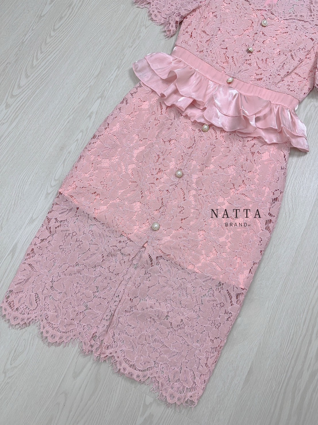 ชุดเดรสลูกไม้สีชมพู แต่งดีเทลผ้าระบายช่วงเอวมีความหวานมากขึ้น แต่งกระดุมหลอกด้ายหน้า ซิปซ้อนด้านหลัง มีผ้าซับในอย่างดีผ้าไม่บางค่ะ แหวกด้านหน้านิดหน่อย งานสวยมากกกก