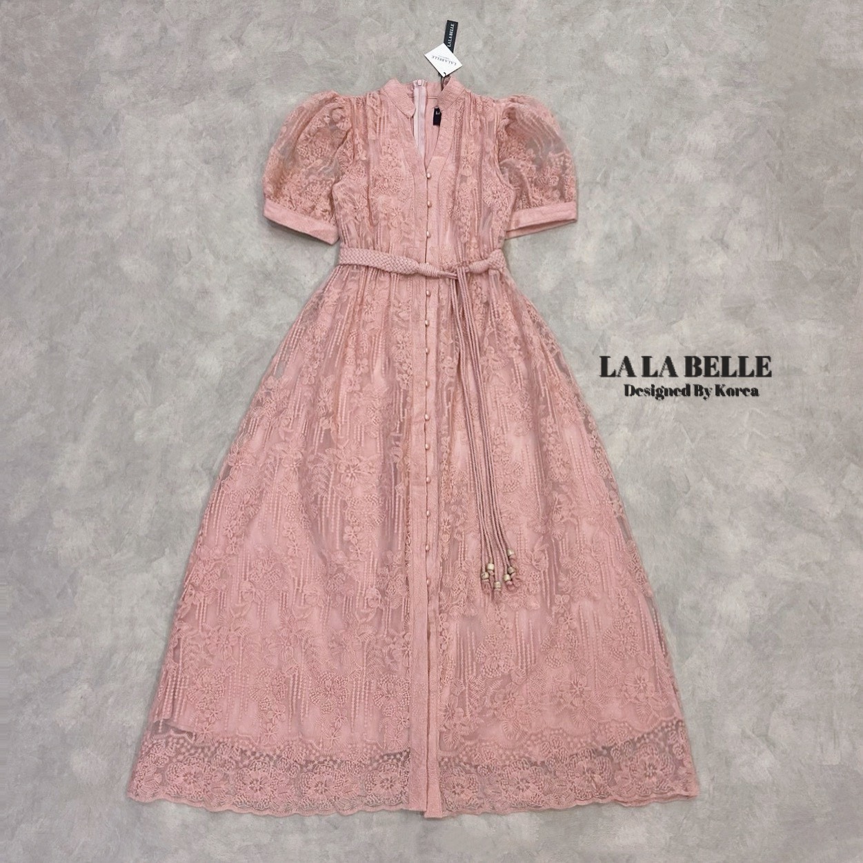 แม็กซี่เดรสลูกไม้ปักทั้งชุด2ชิ้นเดรสคอตั้งกระดุมหน้ายาวมาพร้อมซืปหลังแขนตุ๊กตาซีทูเอวเข้ารูปกระโปรงยาวซับถึงปลายชุดใส่คู่เข็มขัดถักแต่งภู่ๆสวยมากงานคุณภาพเกรดพรีเมี่ยม