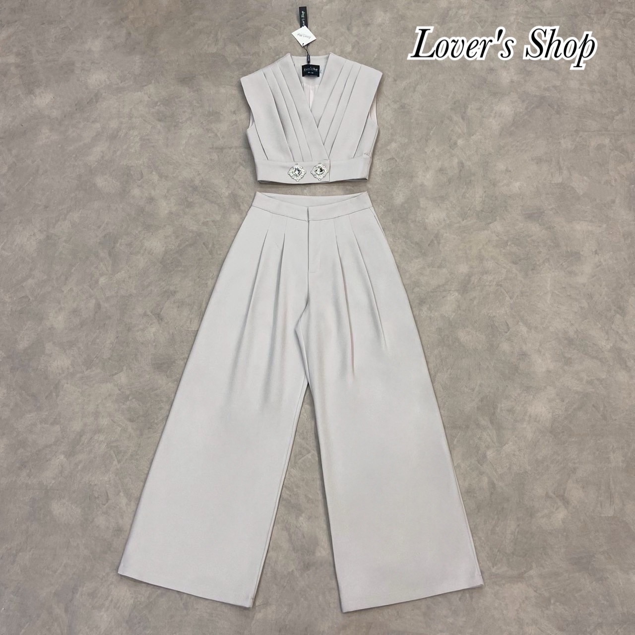 Teg : Lover’s Shop Detail : Set.2ชิ้น ลุคเรียบหรูดูผู้ดี เซ็ทนี้โดเด่นที่ตัวเสื้อ แต่งกระดุมเพชร เย็บจับจีบ สวยหรู ตัวเสื้อเป็นงานกระดุมซ้อนด้านหน้า(อยู่ด้านในตรงเพชร) กระดุมเพชรสามารถเอาออกได้นะคะ ช่วงอกมีกระดุมซ้อน